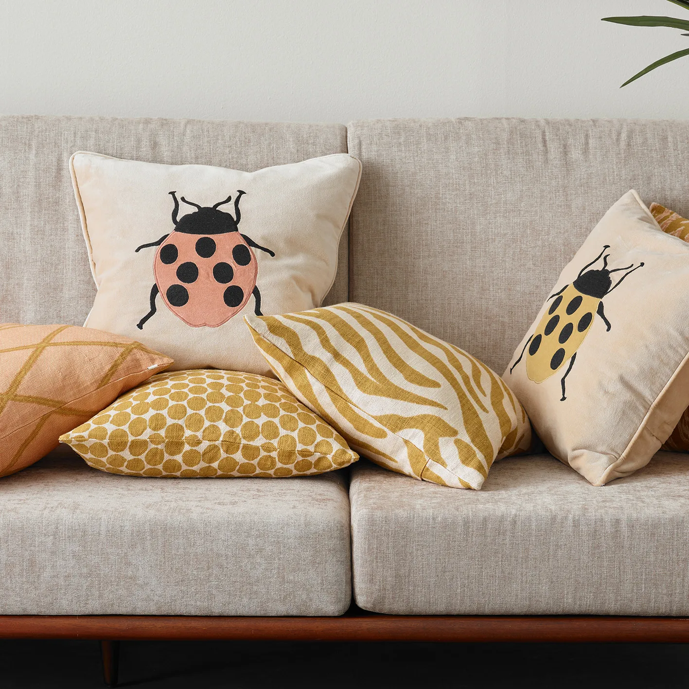 Dot Ari 靠枕套 50x50 cm, spicy 黄色 Chhatwal & Jonsson