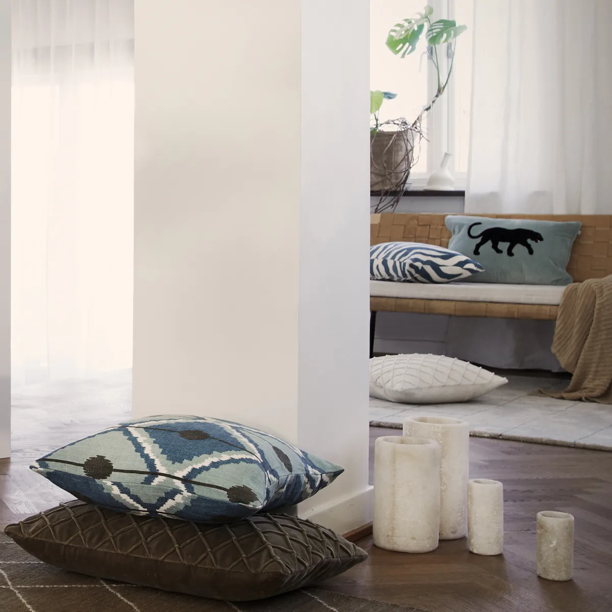 Embroidered Black Panther 靠枕套 40x60 cm, Aqua Chhatwal & Jonsson