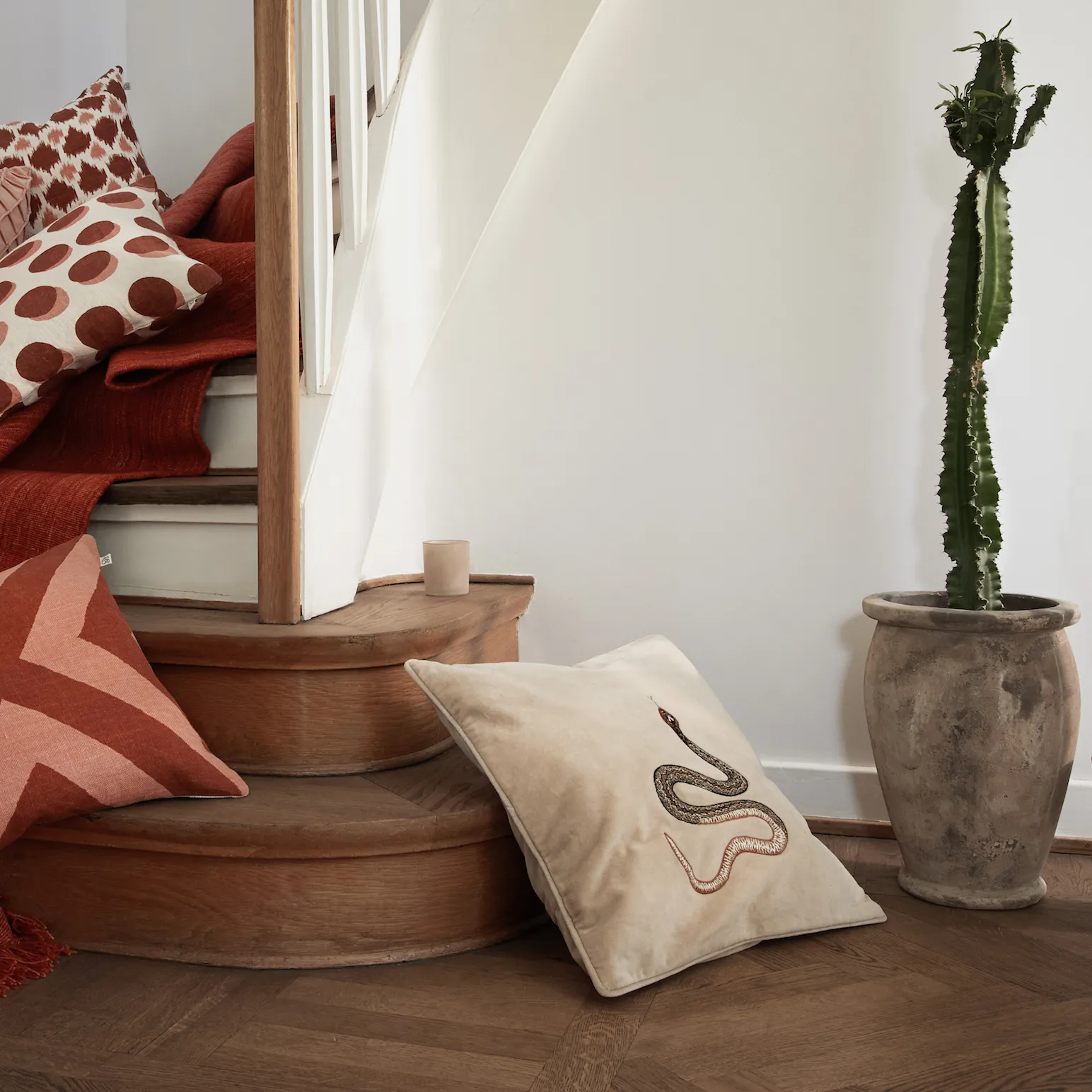 Embroidered Cobra 靠枕套 50x50 cm, 米色 Chhatwal & Jonsson