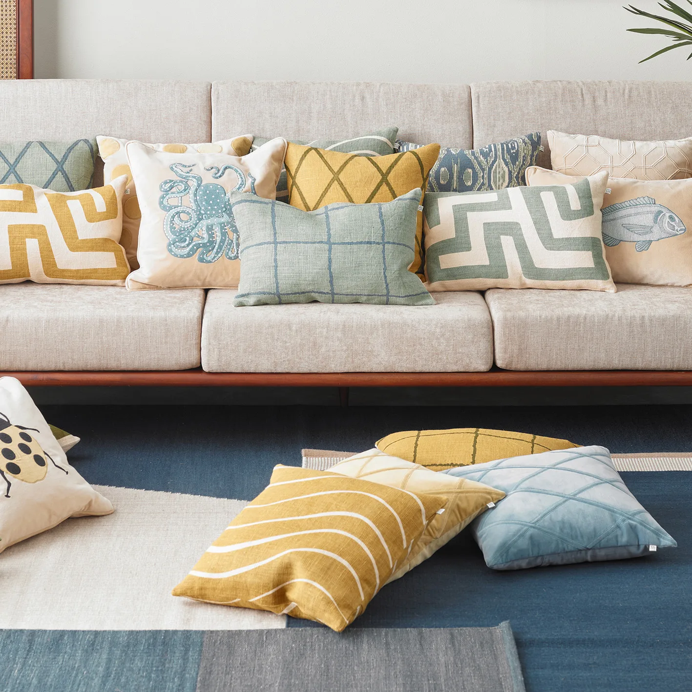 Embroidered Octopus 靠枕套 50x50 cm, 米色-aqua Chhatwal & Jonsson