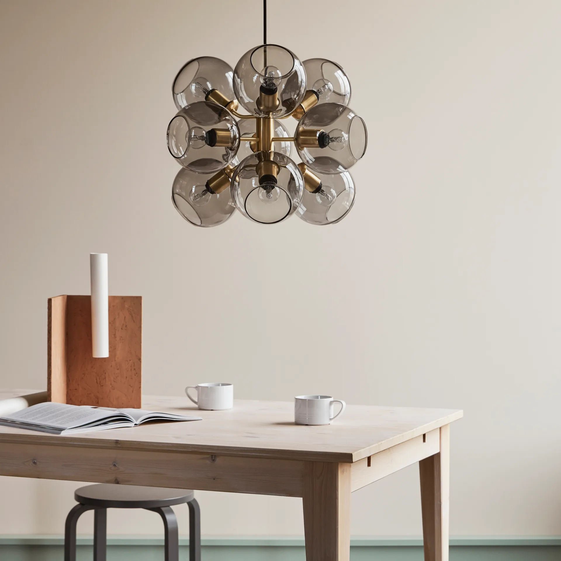 Tage 吊灯 , brass-smoke colou红色 glass CO Bankeryd