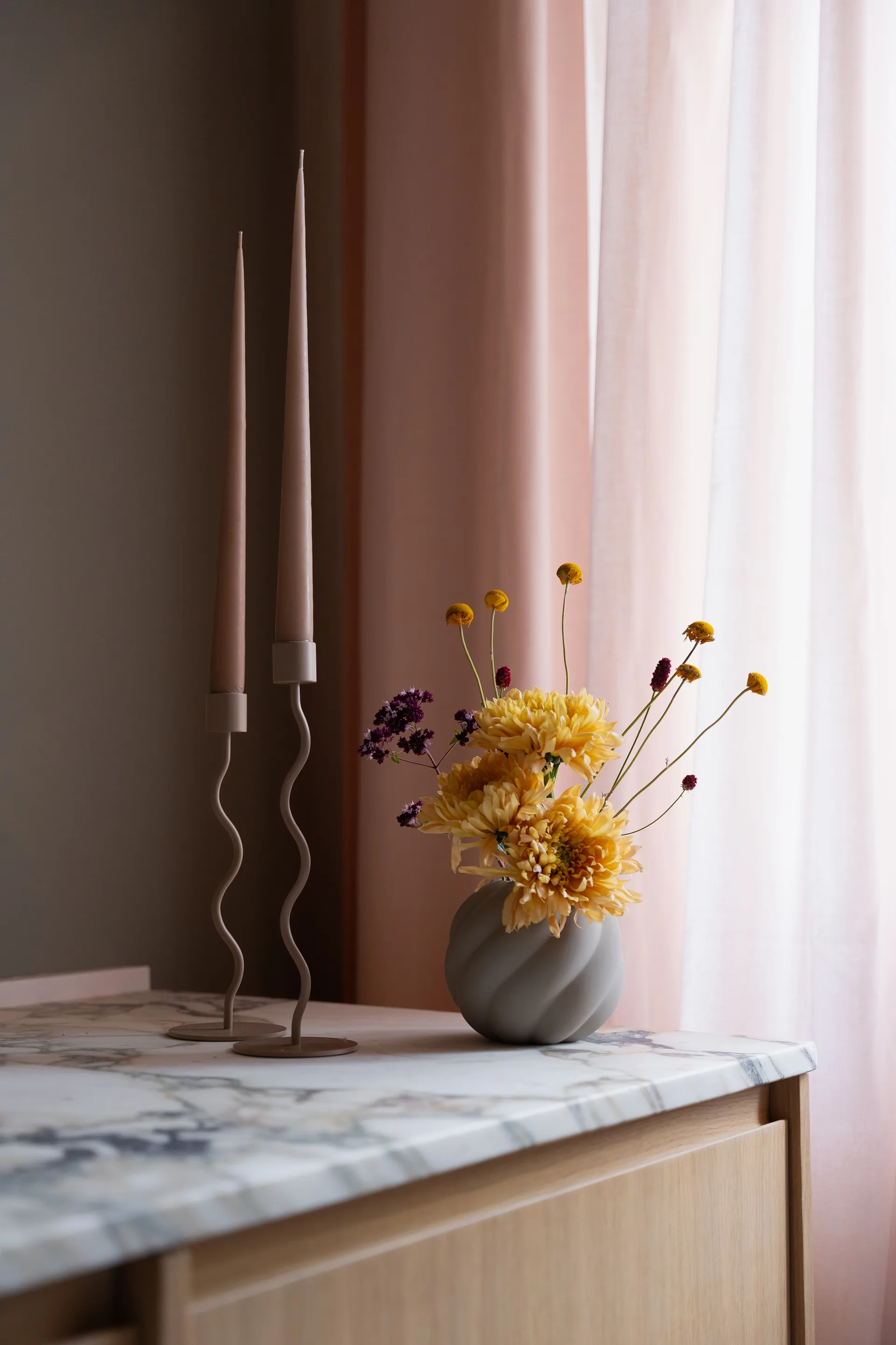 Curved 烛台 23 cm, 灰褐色 Cooee Design