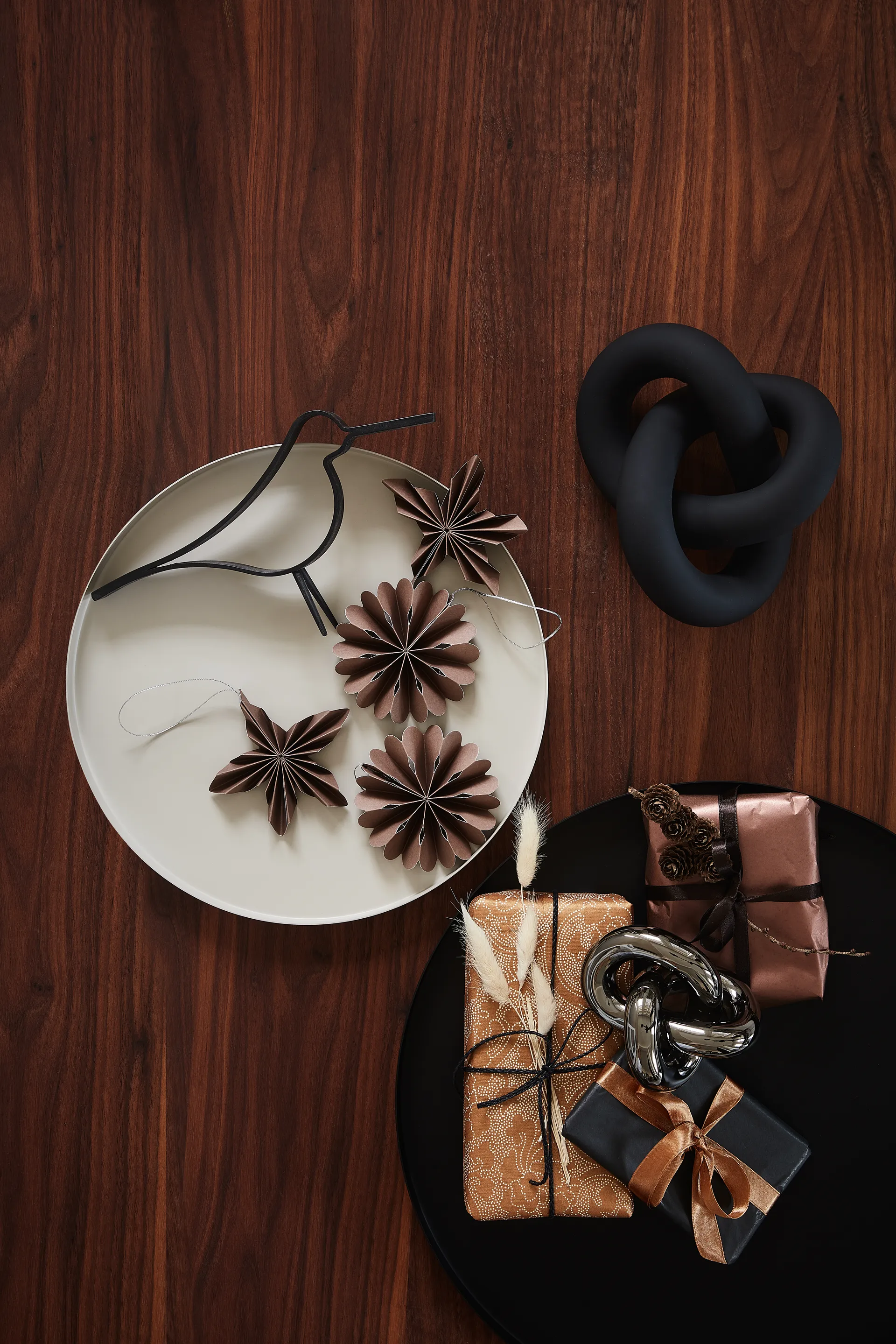 Knot Table 大号装饰摆件, 黑色 Cooee Design