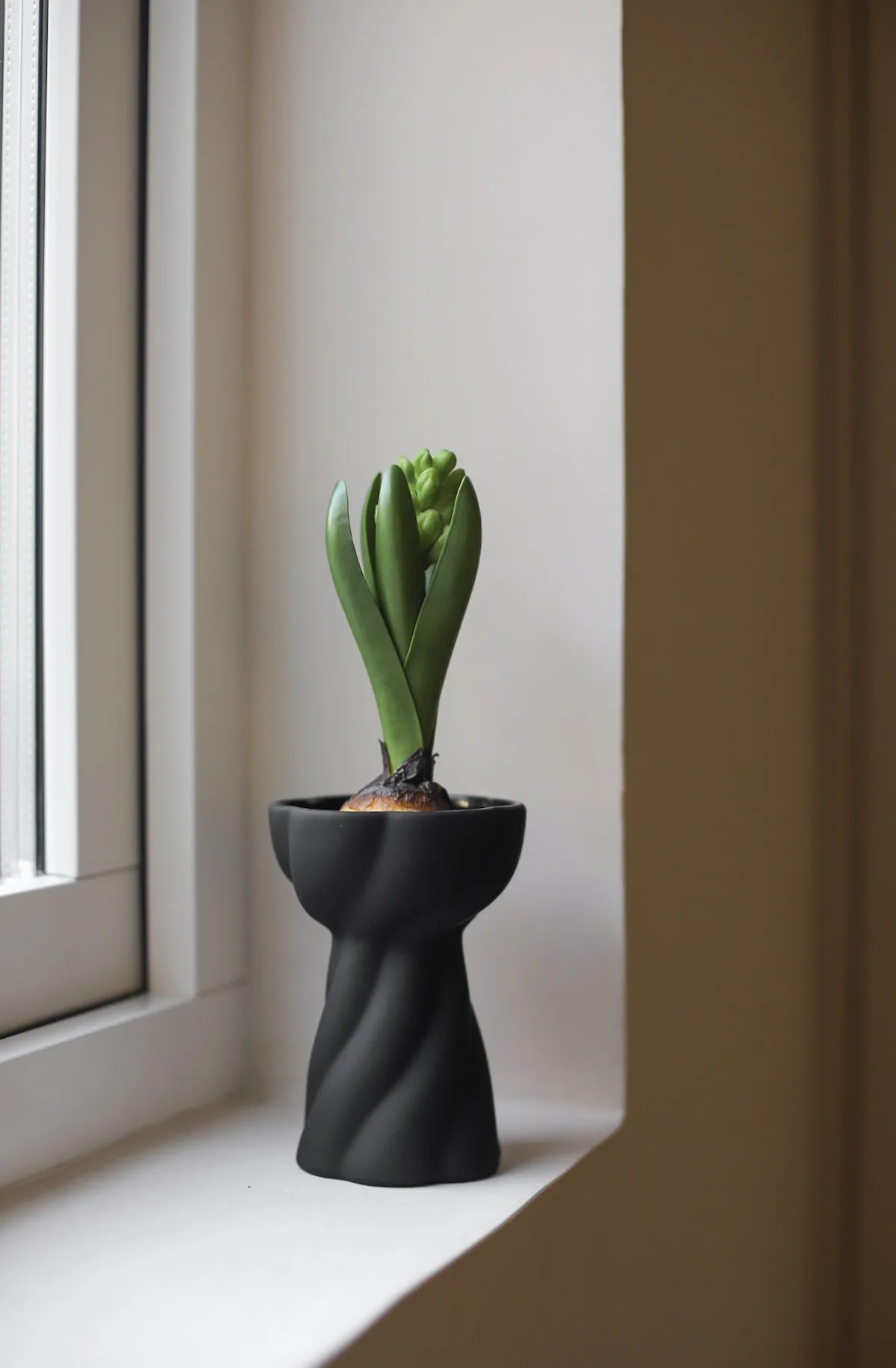 Twist 球形花瓶12.8cm, 黑色 Cooee Design