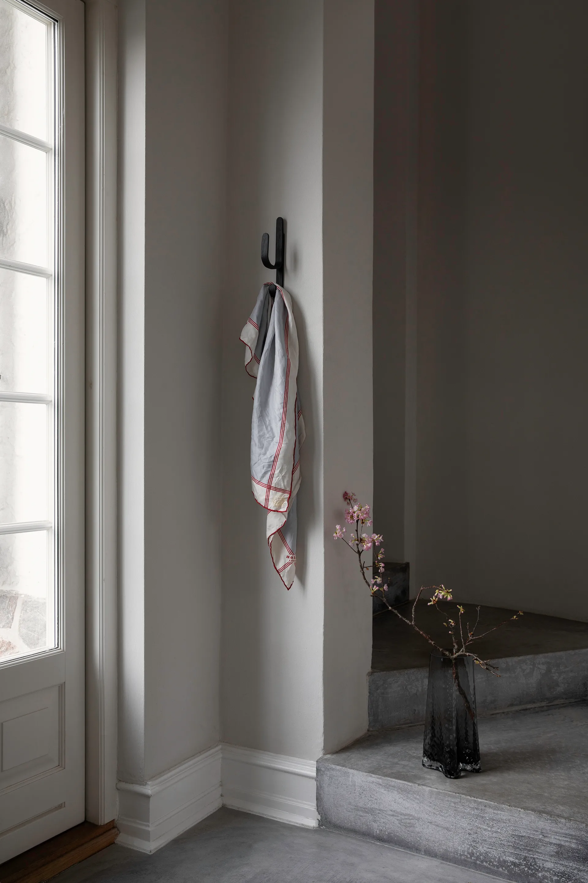 Woody 挂钩 One, 黑色 stained oak Cooee Design