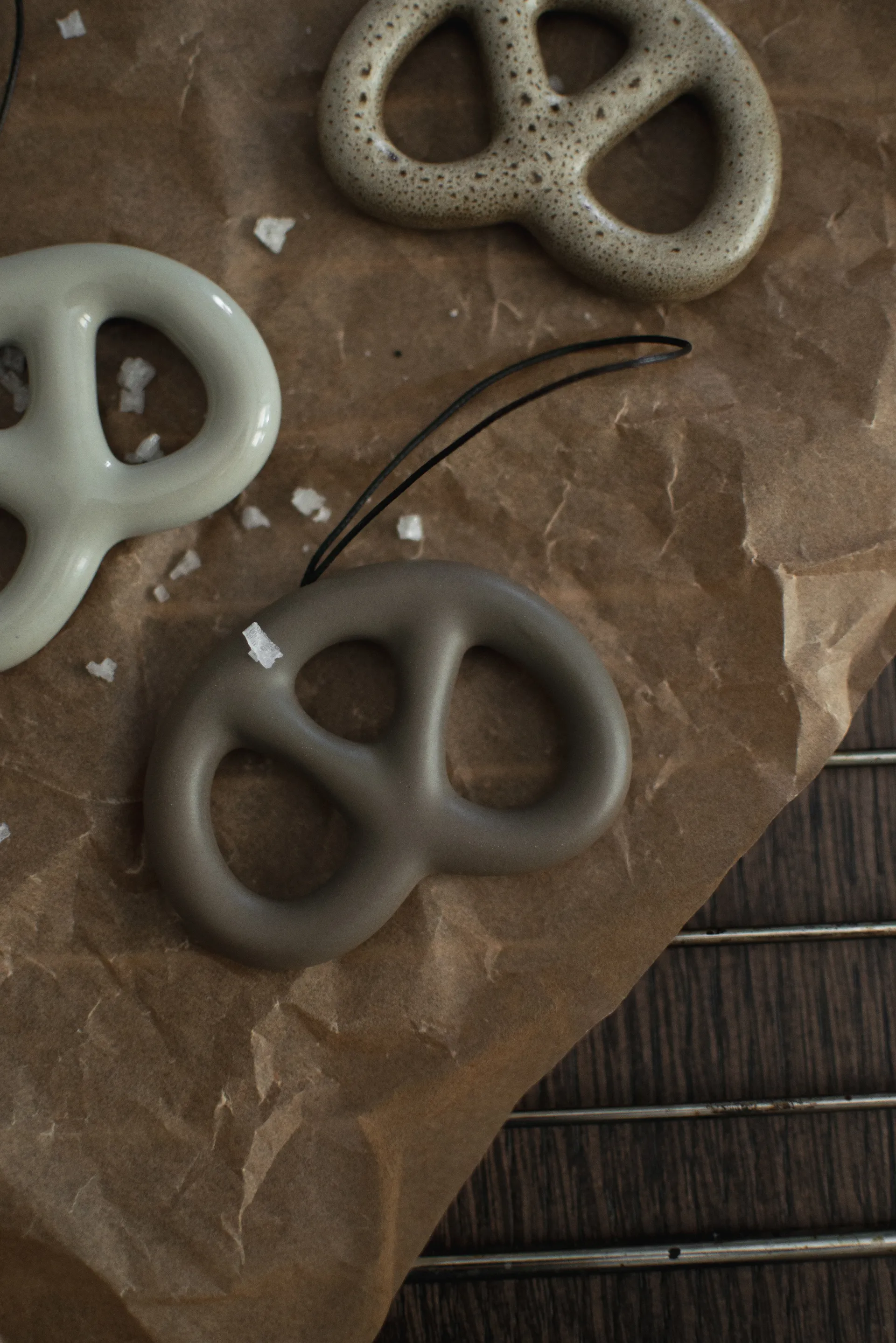 Hanging pretzel decorative 装饰品, Dust DBKD