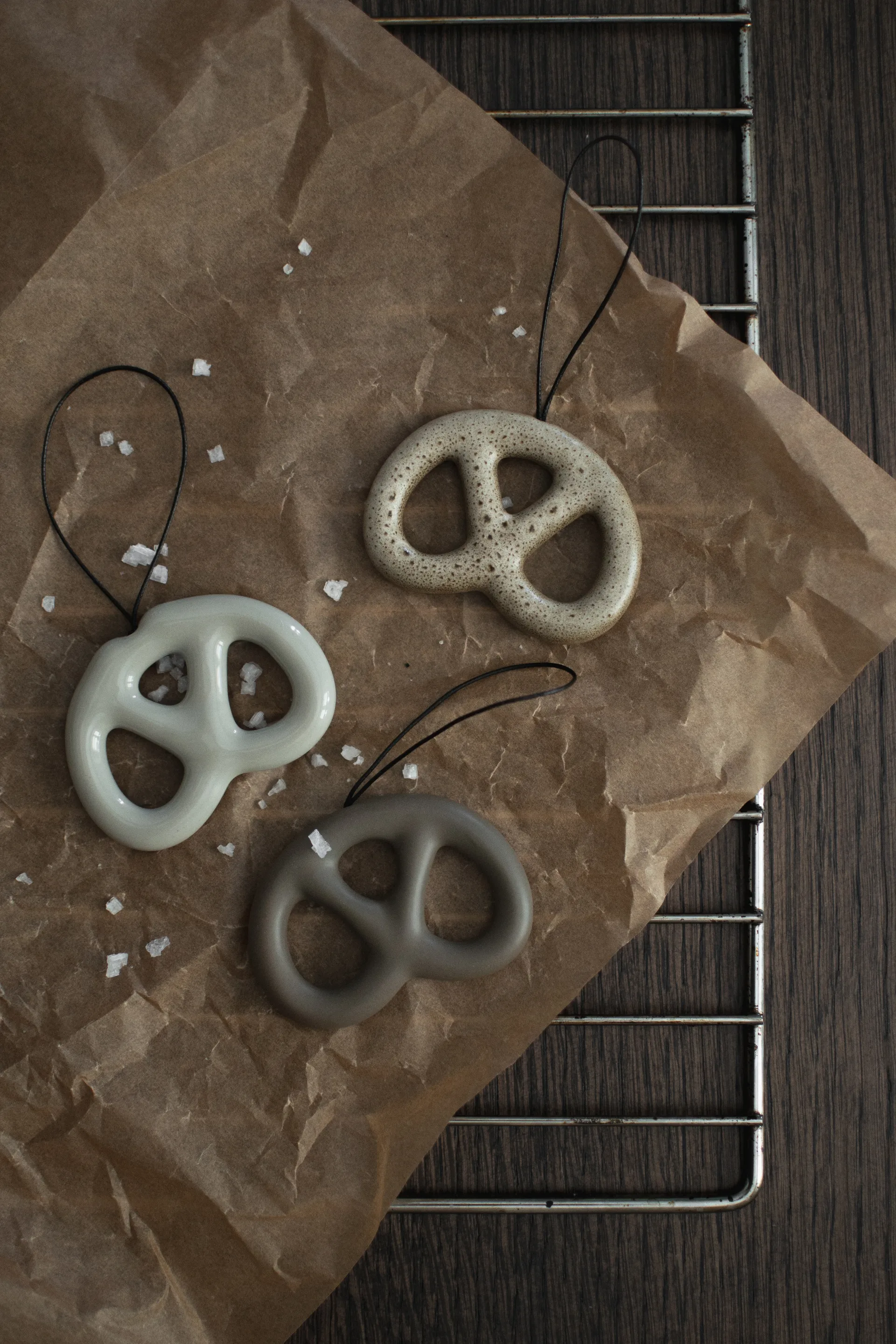 Hanging pretzel decorative 装饰品, 米色 DBKD