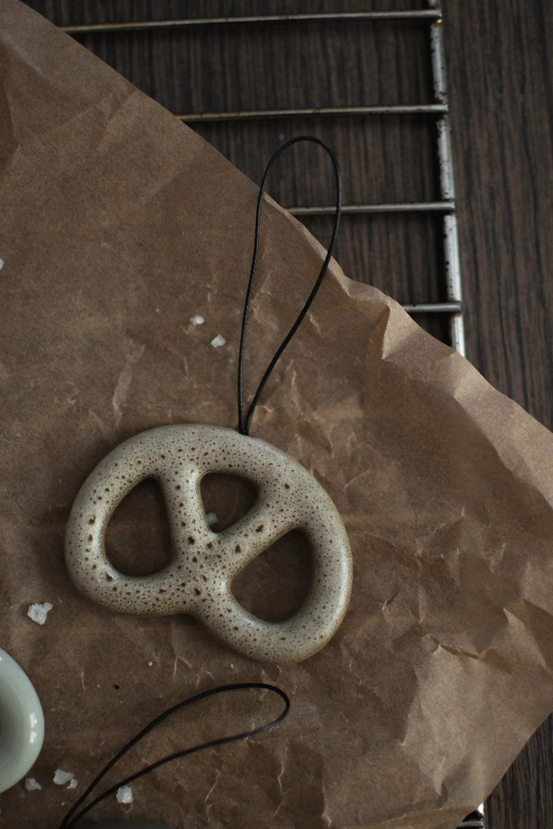 Hanging pretzel decorative 装饰品, 米色 DBKD