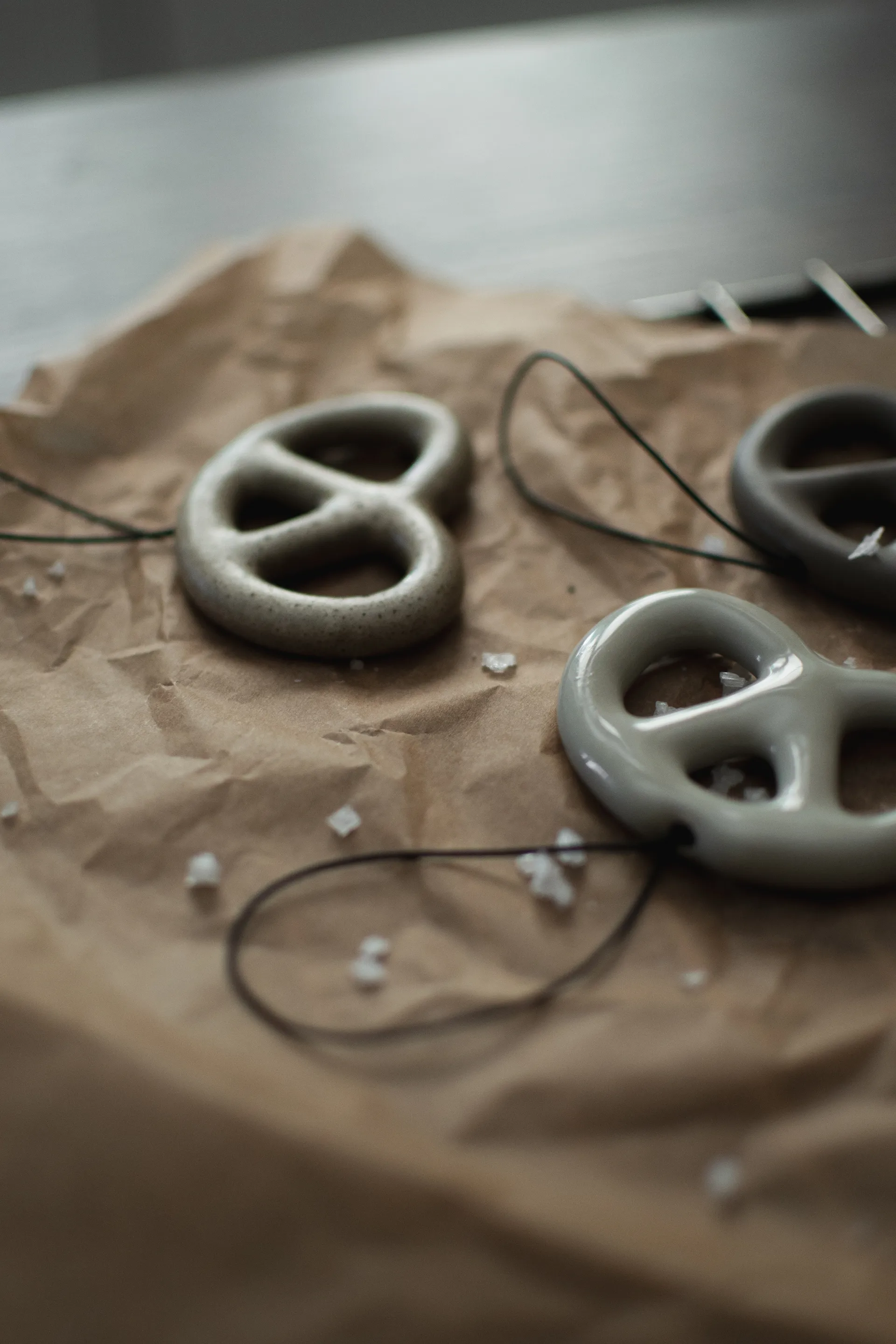 Hanging pretzel decorative 装饰品, 米色 DBKD