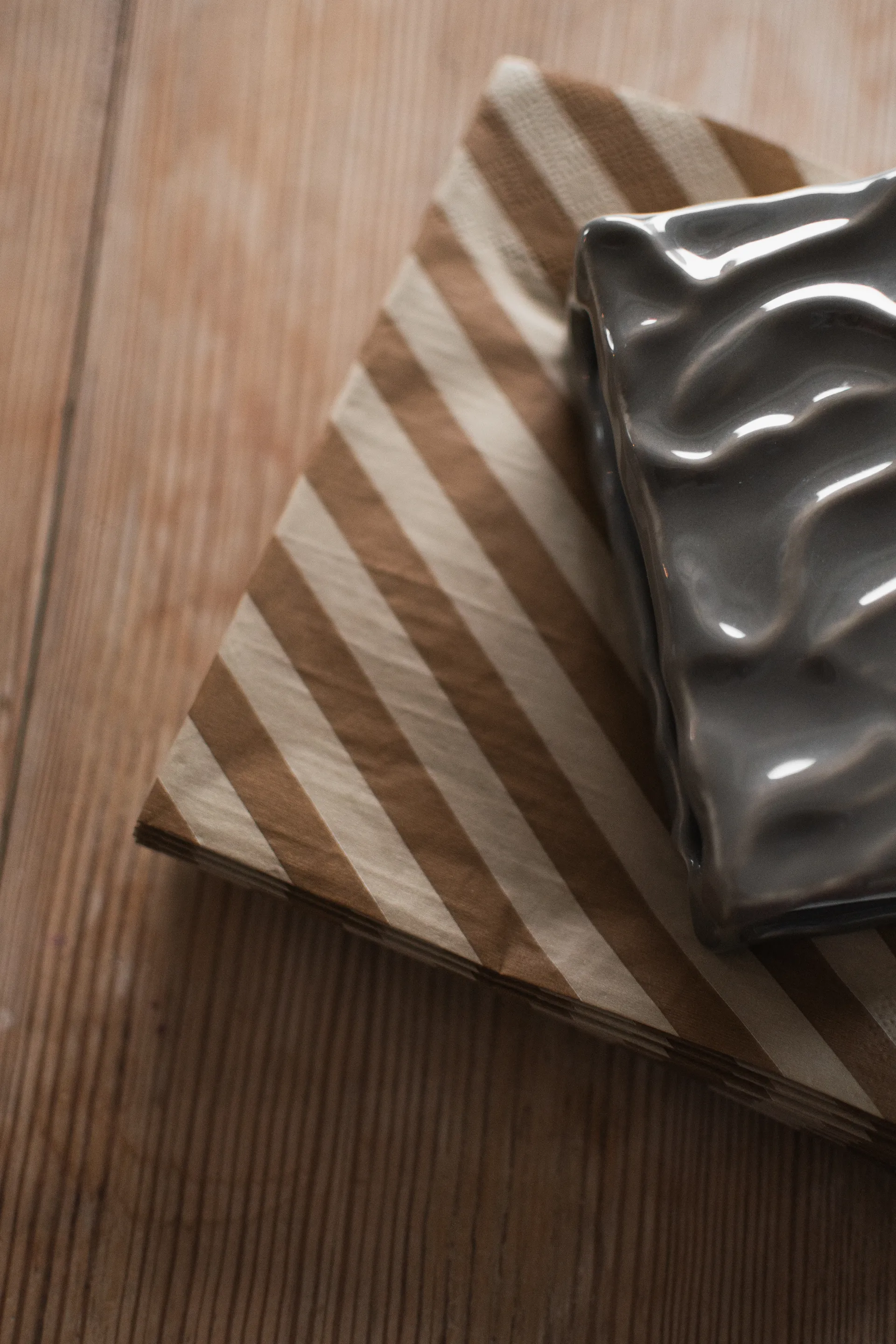 Stripe paper 餐巾纸 33x33 cm 20件装, 牛轧糖棕色 DBKD