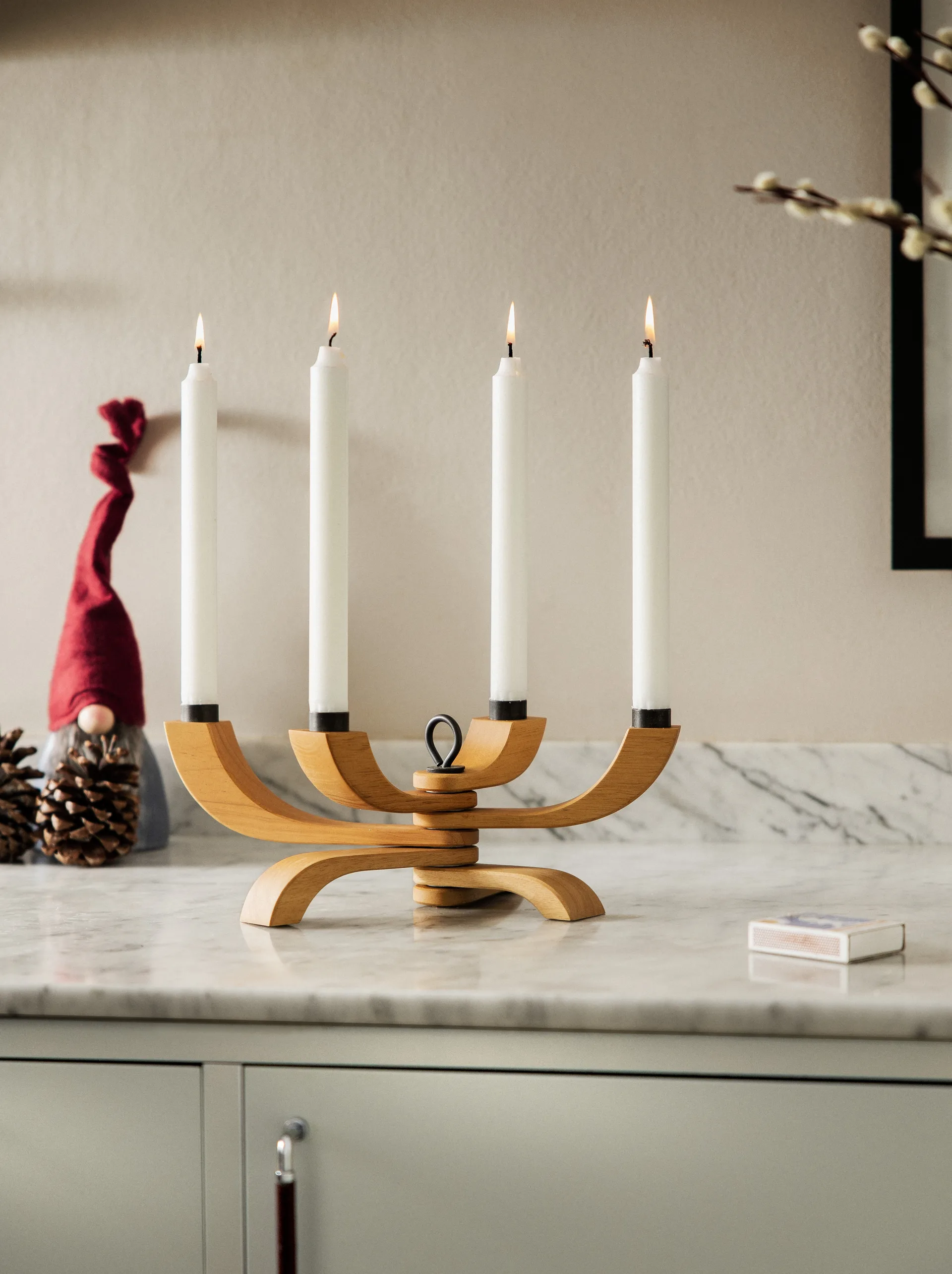 Nordic Light 四臂烛台, oak Design House Stockholm