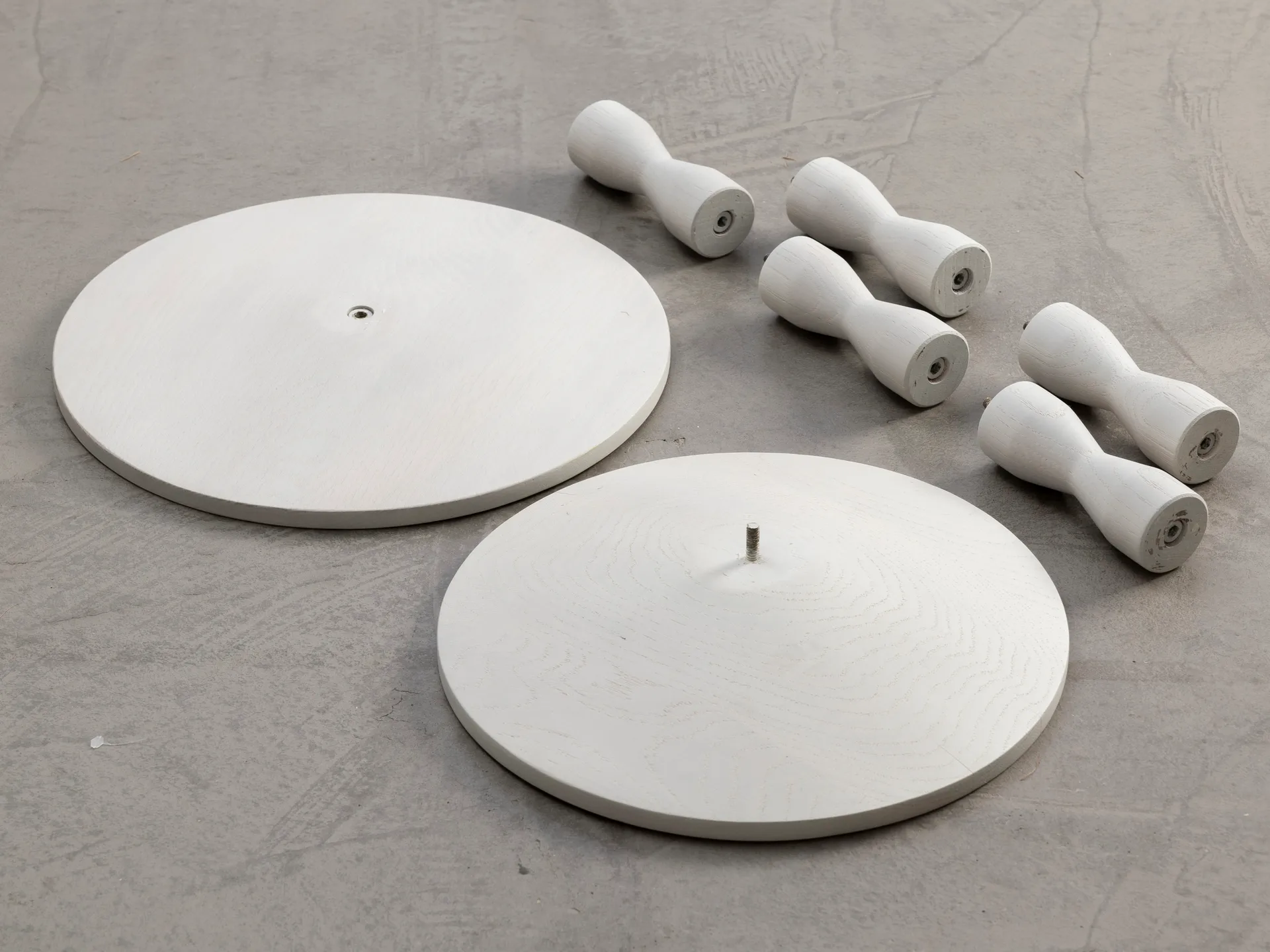 Pedestal 桌子 Ø31x67.5 cm, 漆灰白色 Design House Stockholm