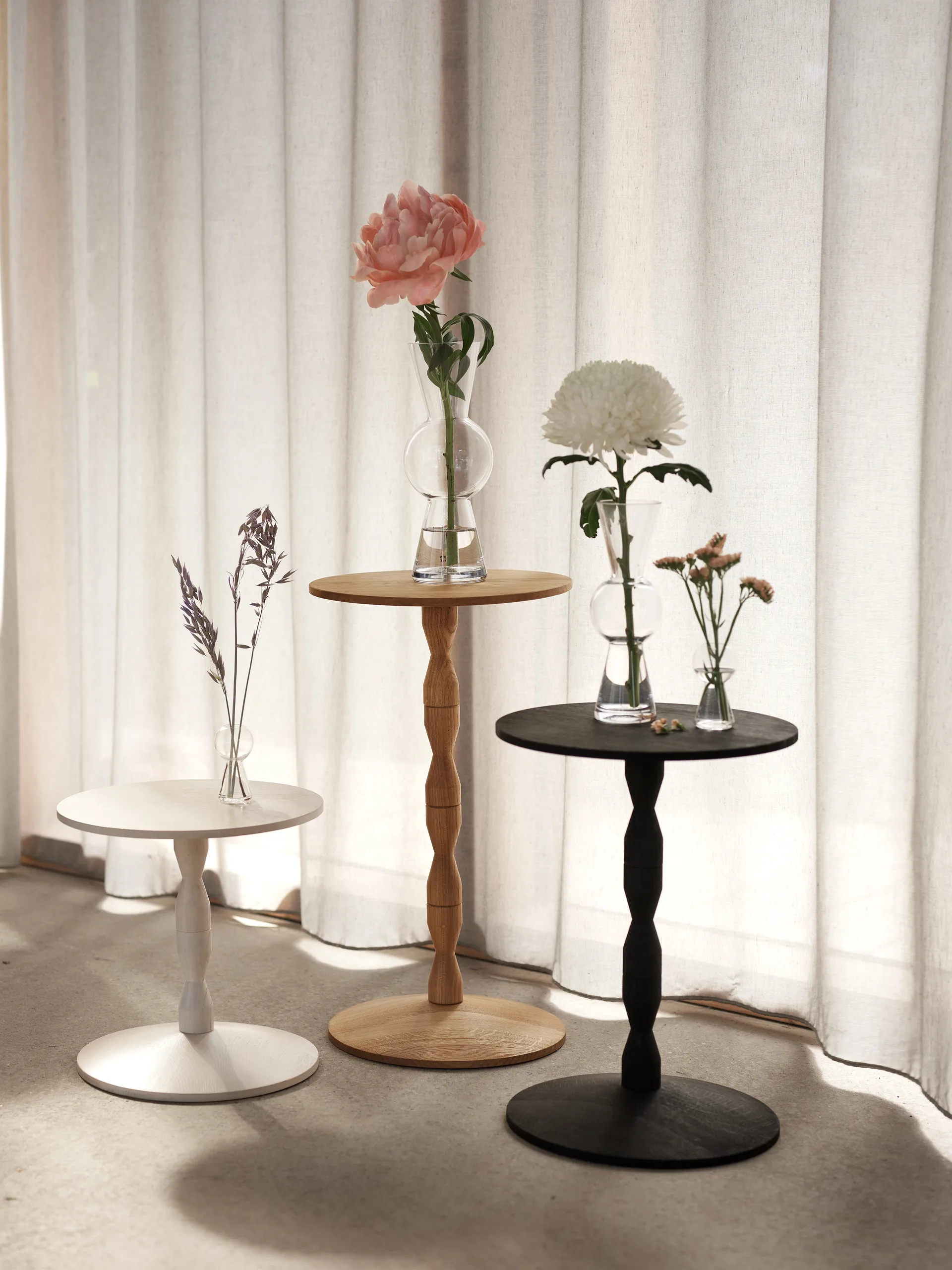 Pedestal 桌子 Ø31x67.5 cm, 漆灰白色 Design House Stockholm