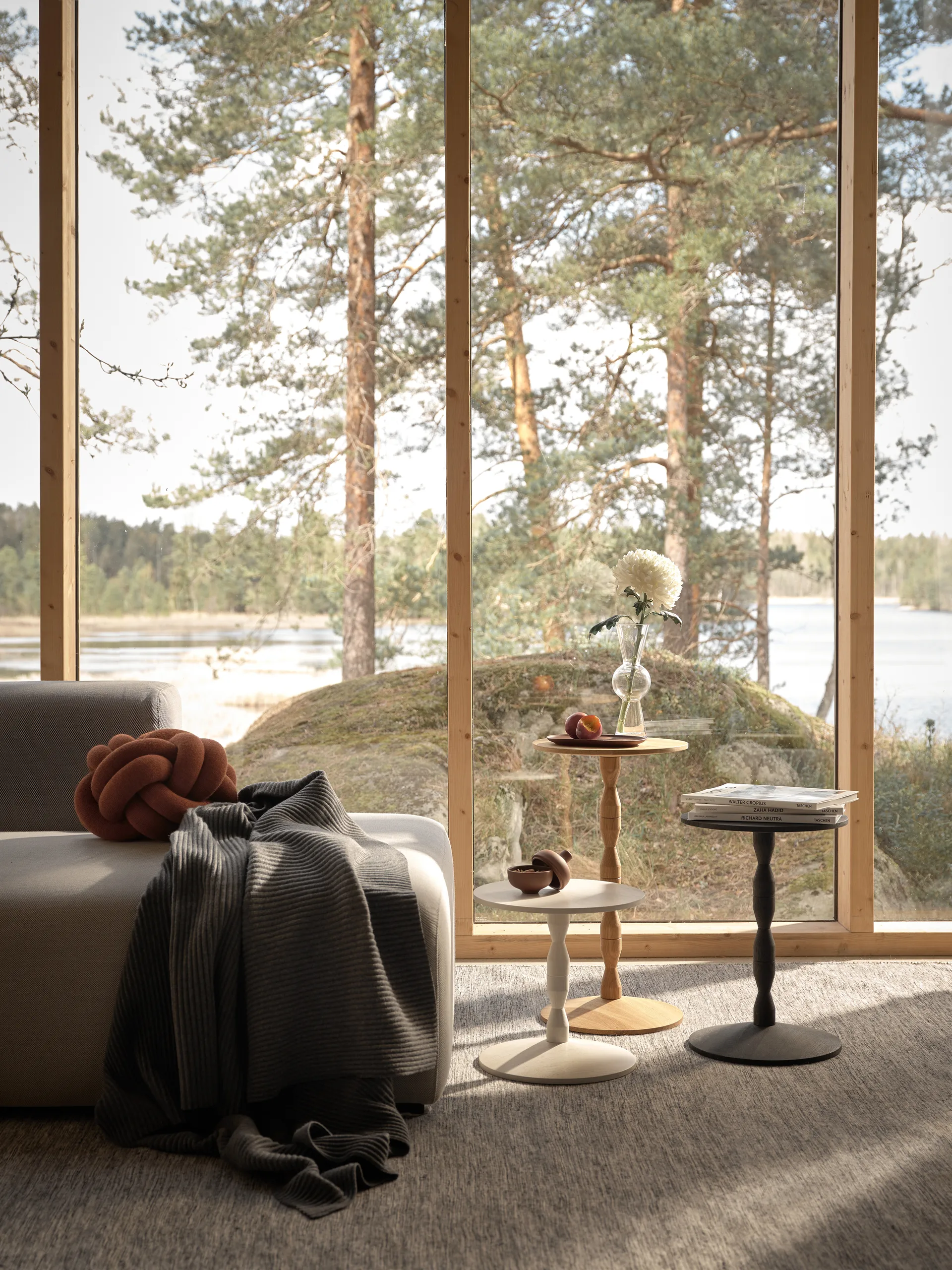 Pedestal 桌子 Ø31x67.5 cm, 漆灰白色 Design House Stockholm