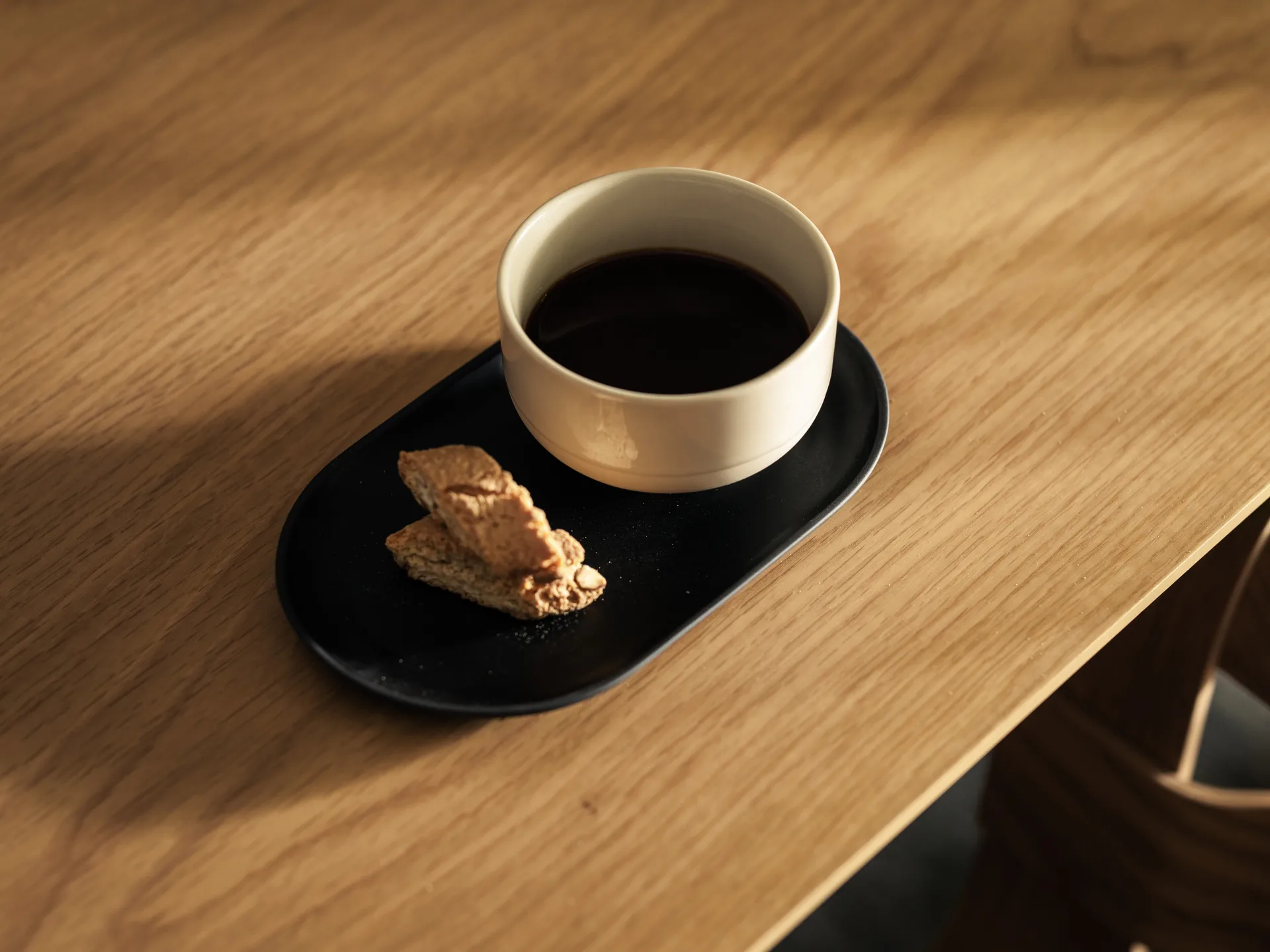 Sand 椭圆形盘 12.5x20cm, 黑色陶土 Design House Stockholm