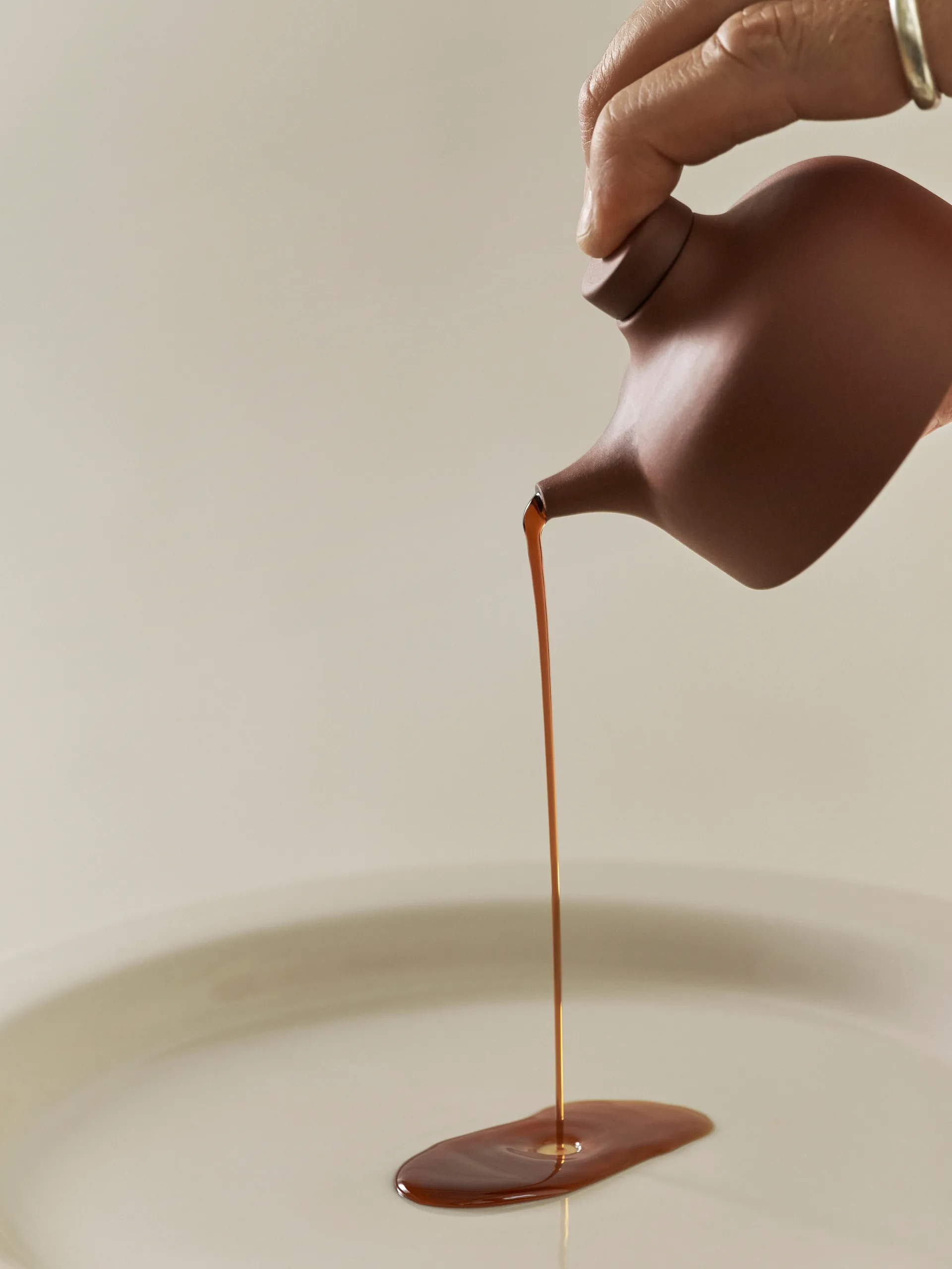 Sand soy sauce bottle 12 cl, 红色 clay Design House Stockholm