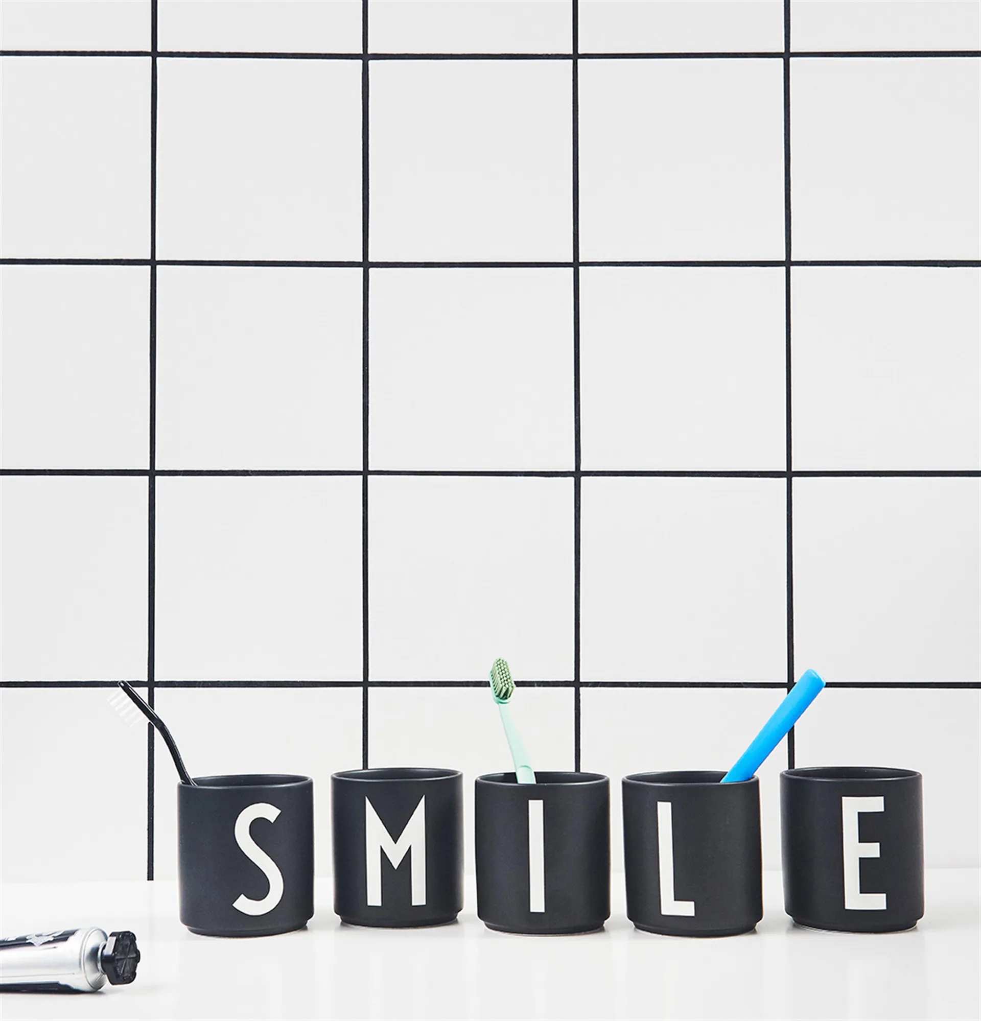 Design Letters 杯子 black, W Design Letters