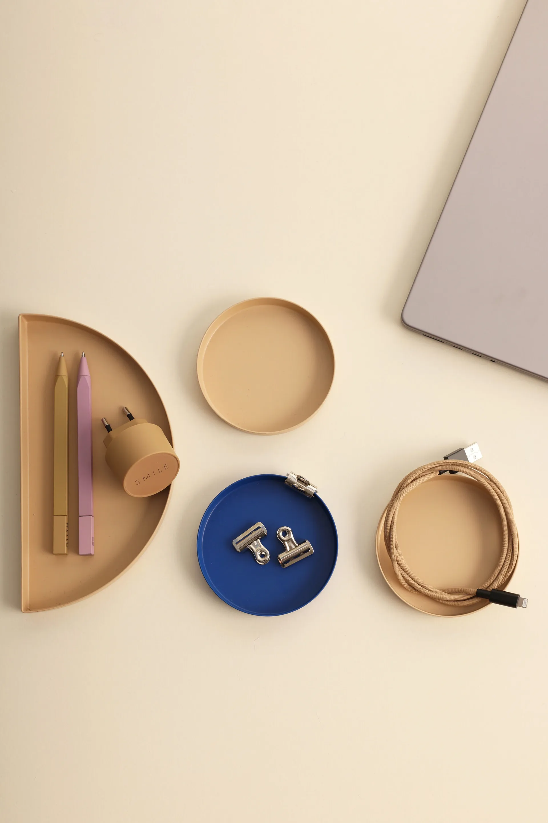 Treasure Trays 托盘组合 om 4, Beige-cobalt blue Design Letters