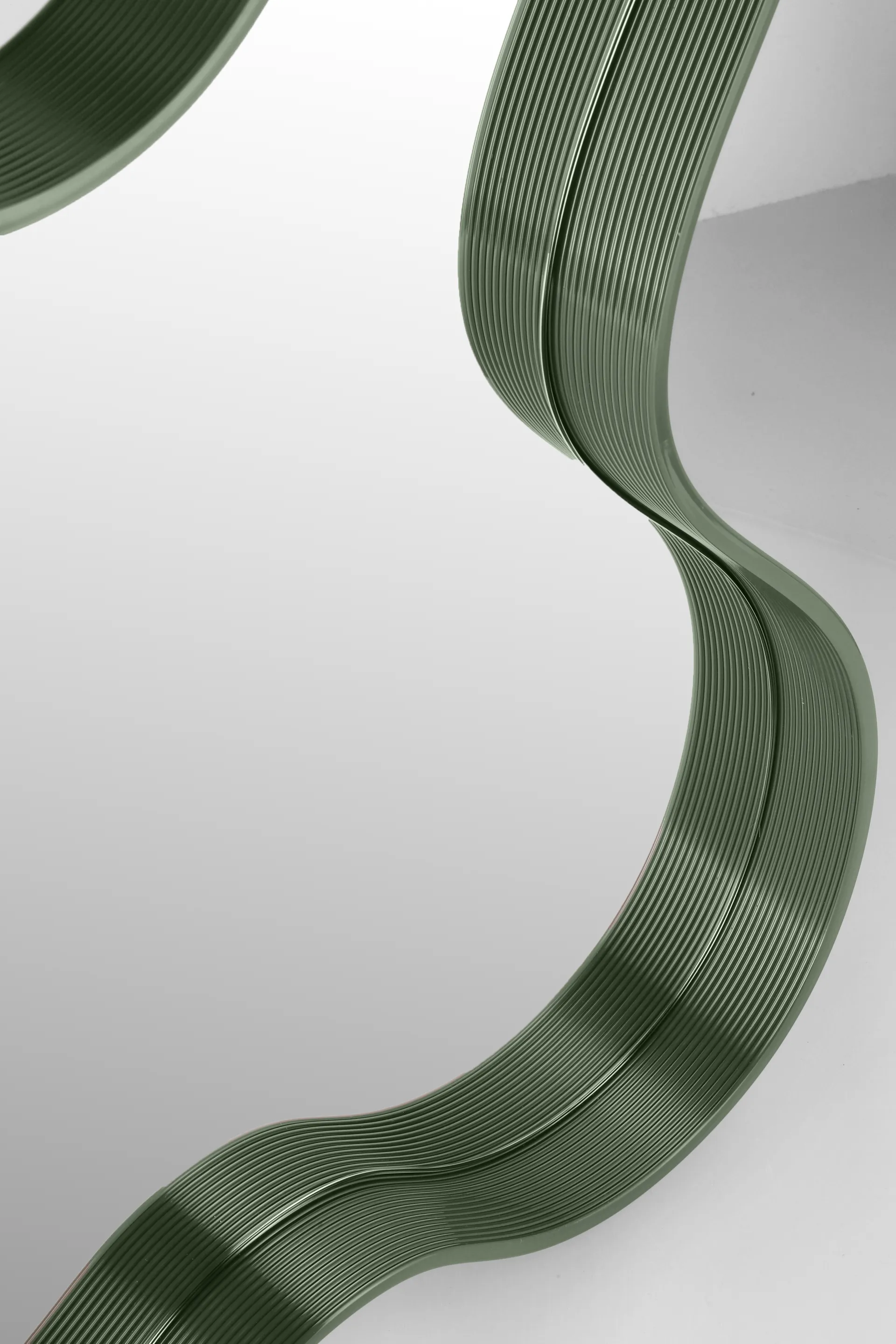 Pebble 镜子 小 56x76 cm, 橄榄色 Ekbacken Studios