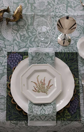 草莓窃贼桌旗50x150cm - 绿色 - Ekelund Linneväveri
