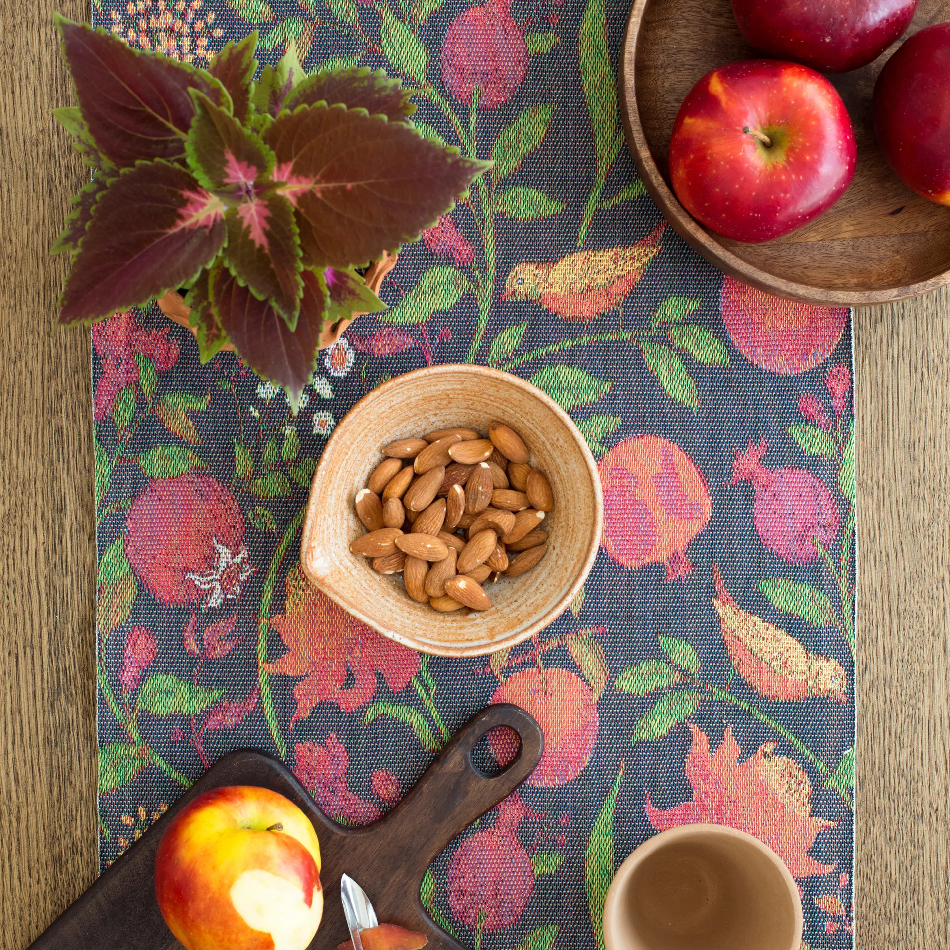 Fruktrik 桌布（table runner） 35x120 cm, multi Ekelund Linneväveri