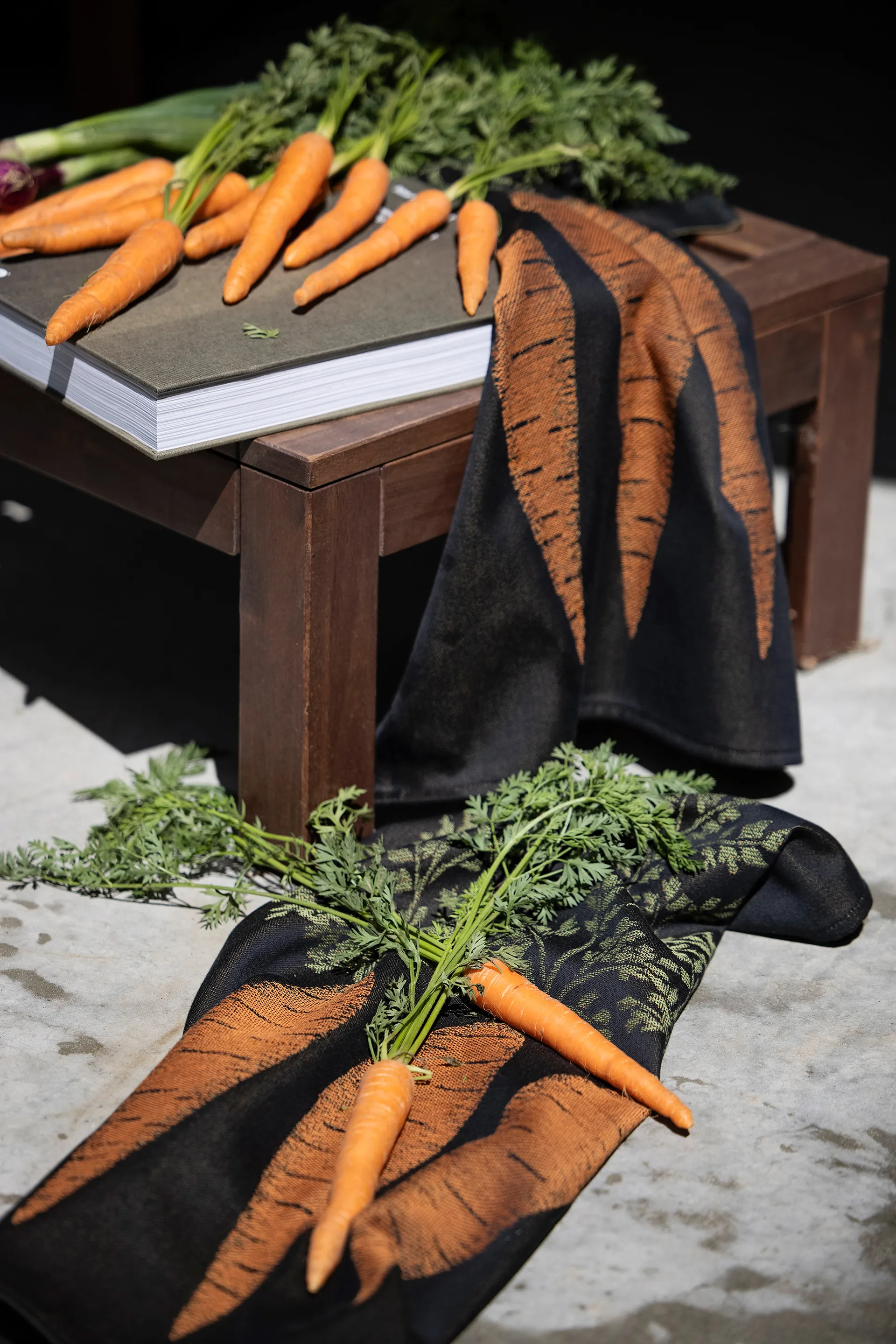 Morot 厨房巾 48x70 cm, 黑色-橙色 Ekelund Linneväveri