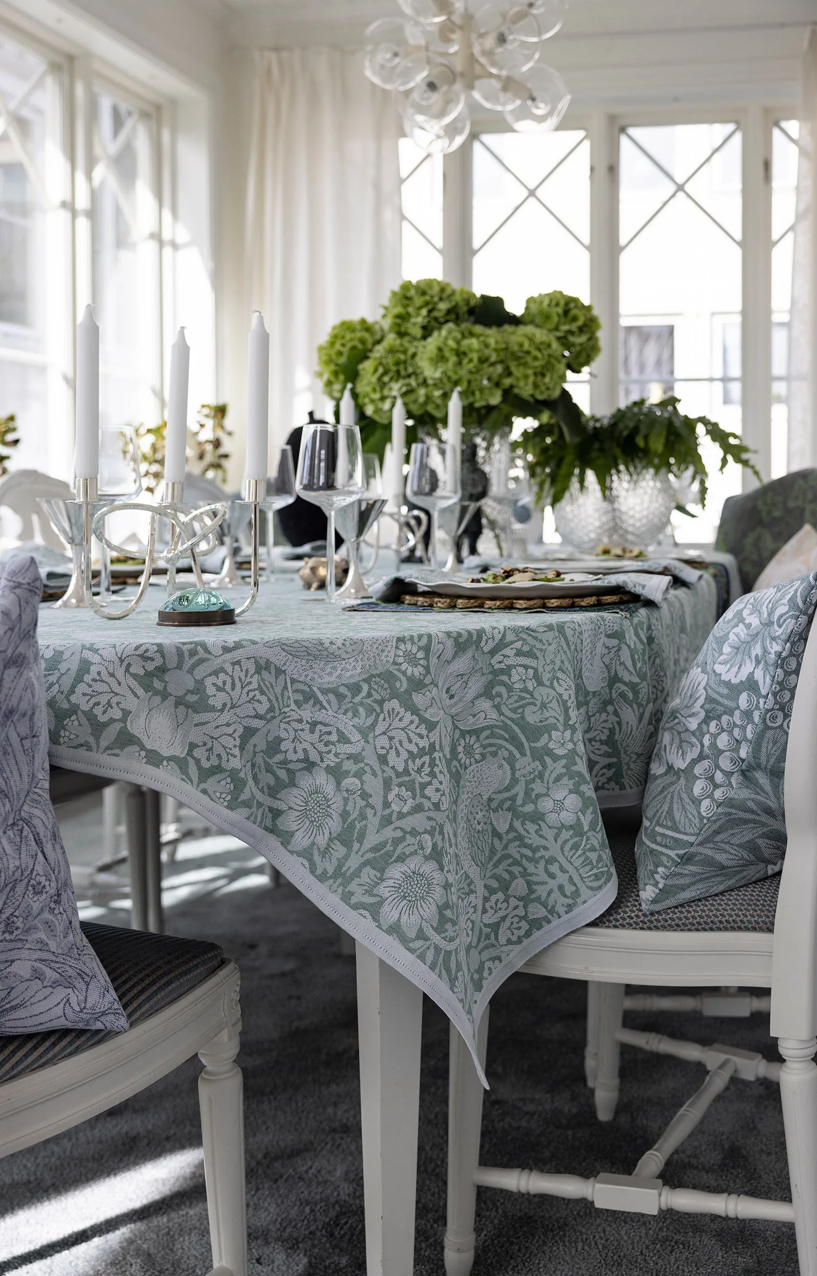 Strawberry Thief 桌布 150x300 cm, 绿色 Ekelund Linneväveri