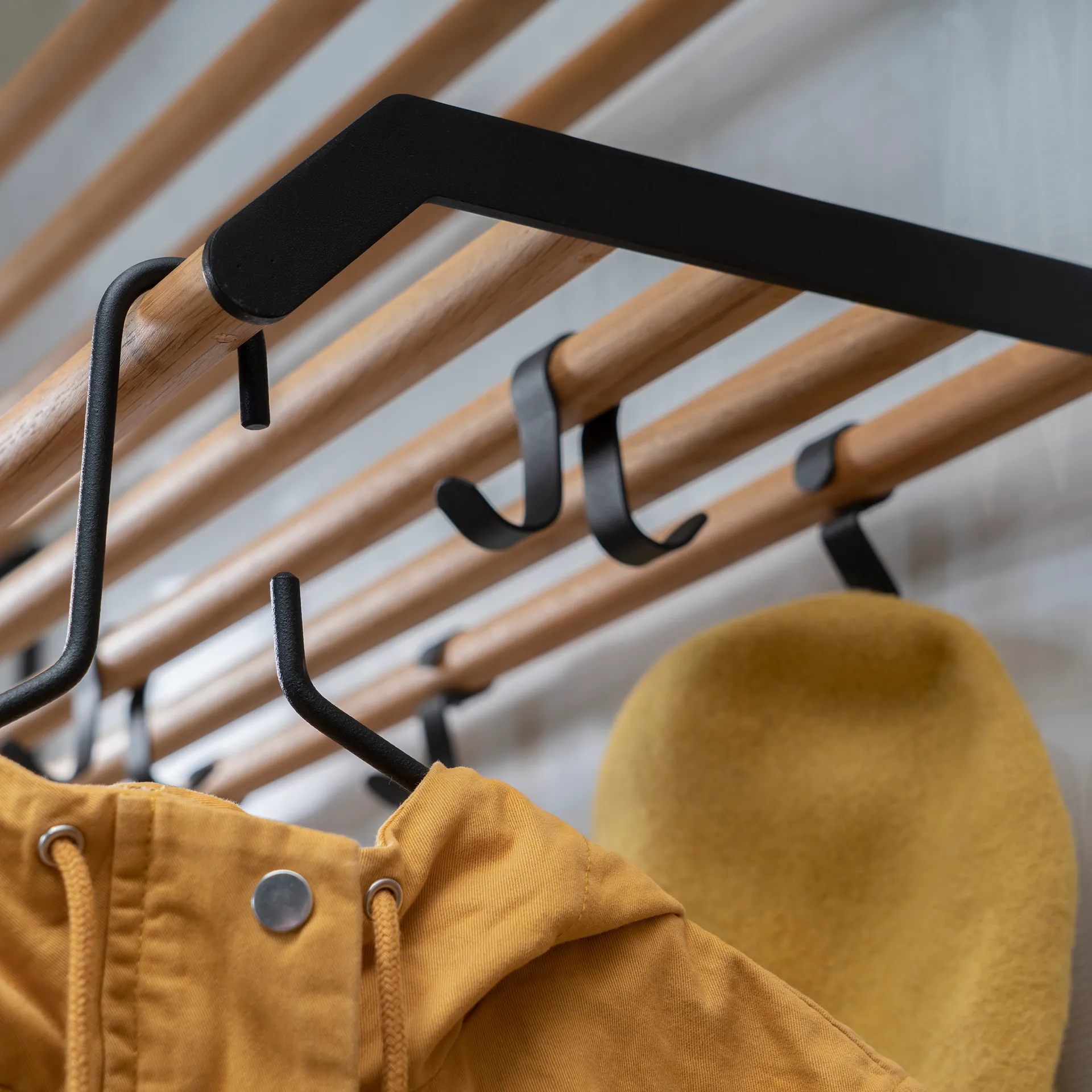 Tamburin hat rack 100 cm, oak-黑色 Essem Design