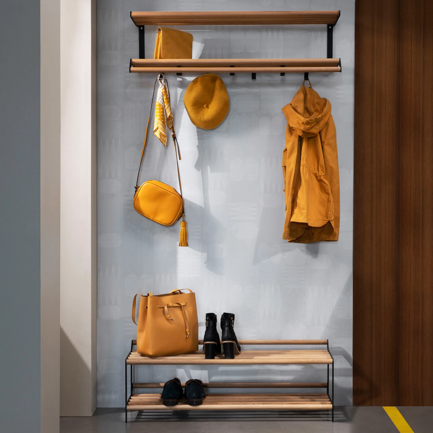 Tamburin hat shelf 60 cm, oak-黑色 Essem Design