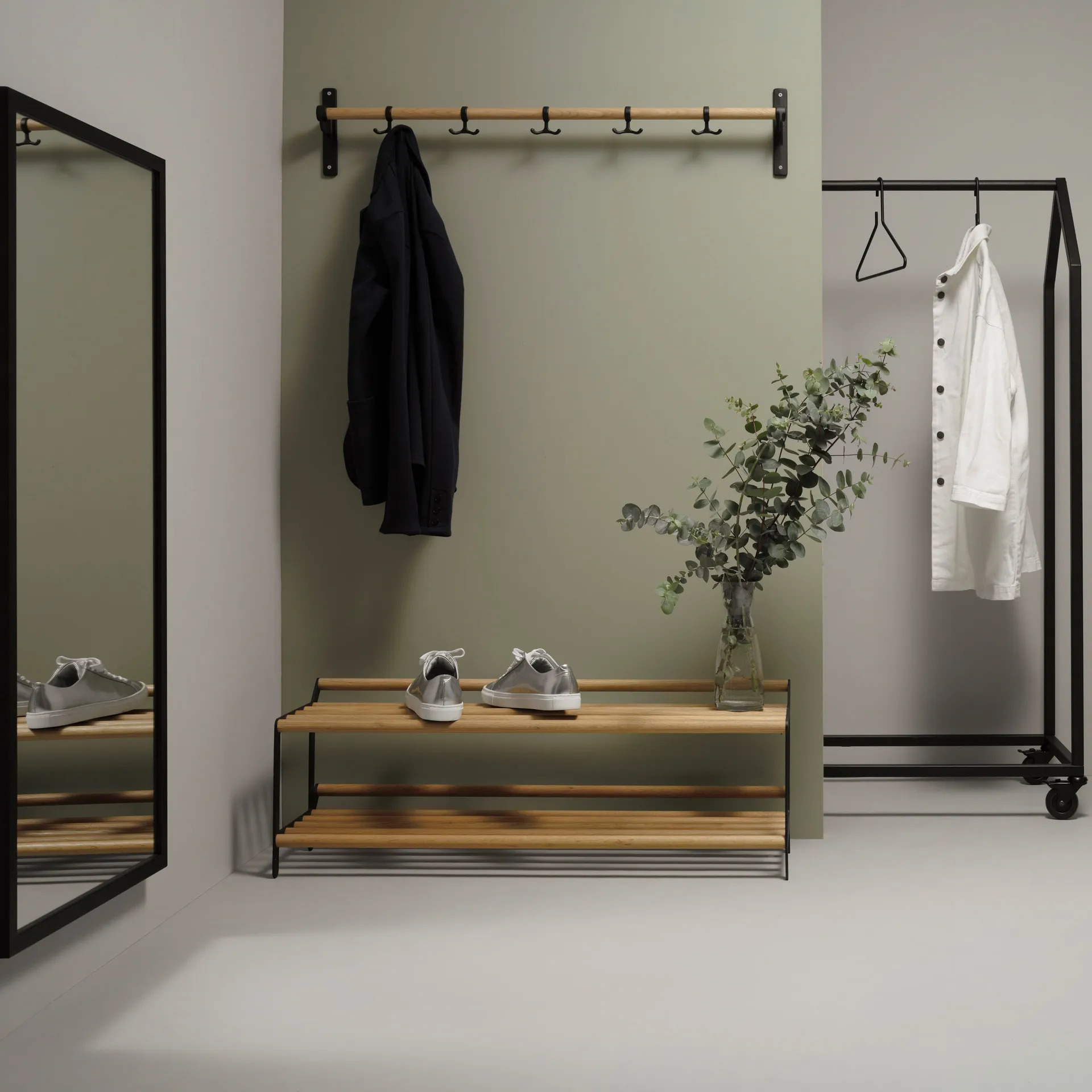 Tamburin shoe shelf 60 cm, oak-黑色 Essem Design