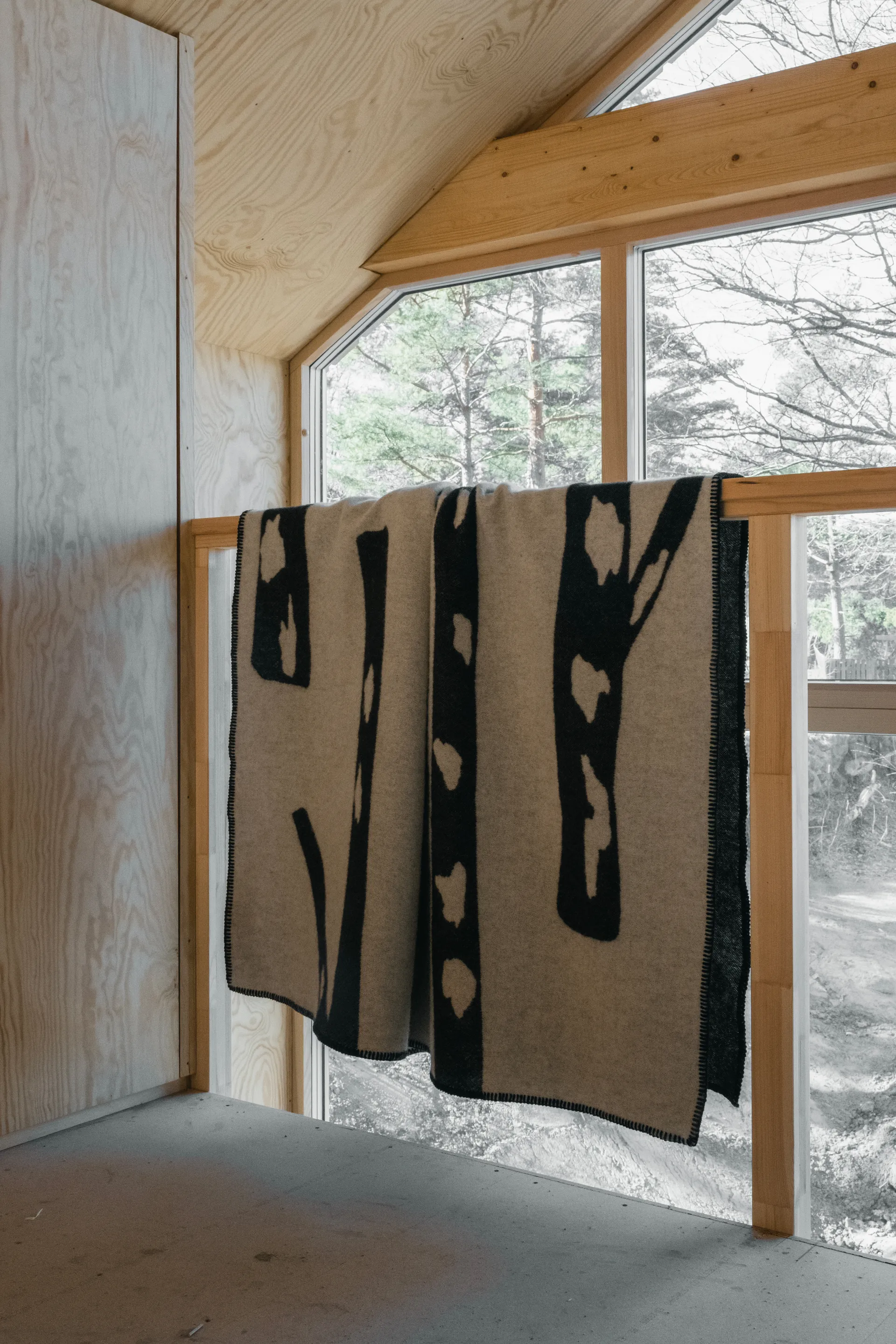 木 毯子 130x180 cm, 黑色-白色 Fine Little Day