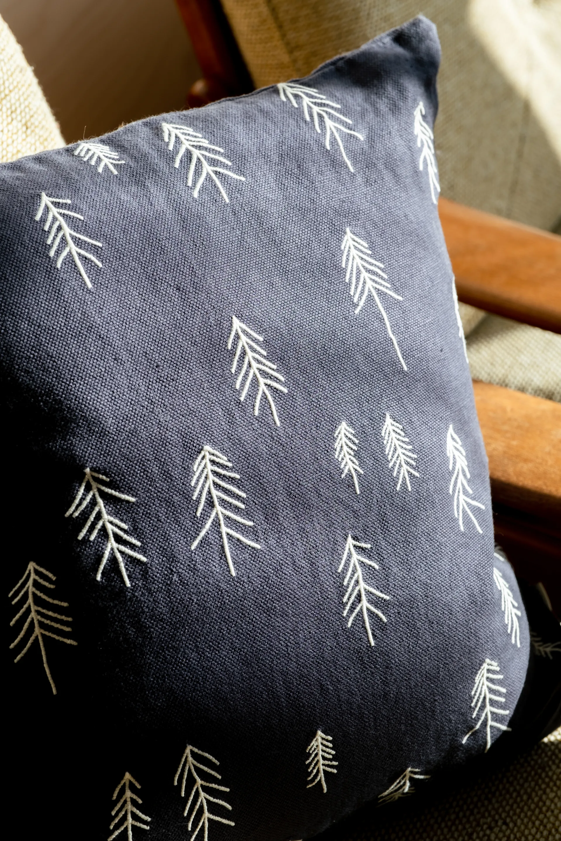 小松树/冷杉 北欧抱枕套 刺绣小松树 48x48cm, 刺绣小松树_午夜蓝_亚麻48x48cm Fine Little Day