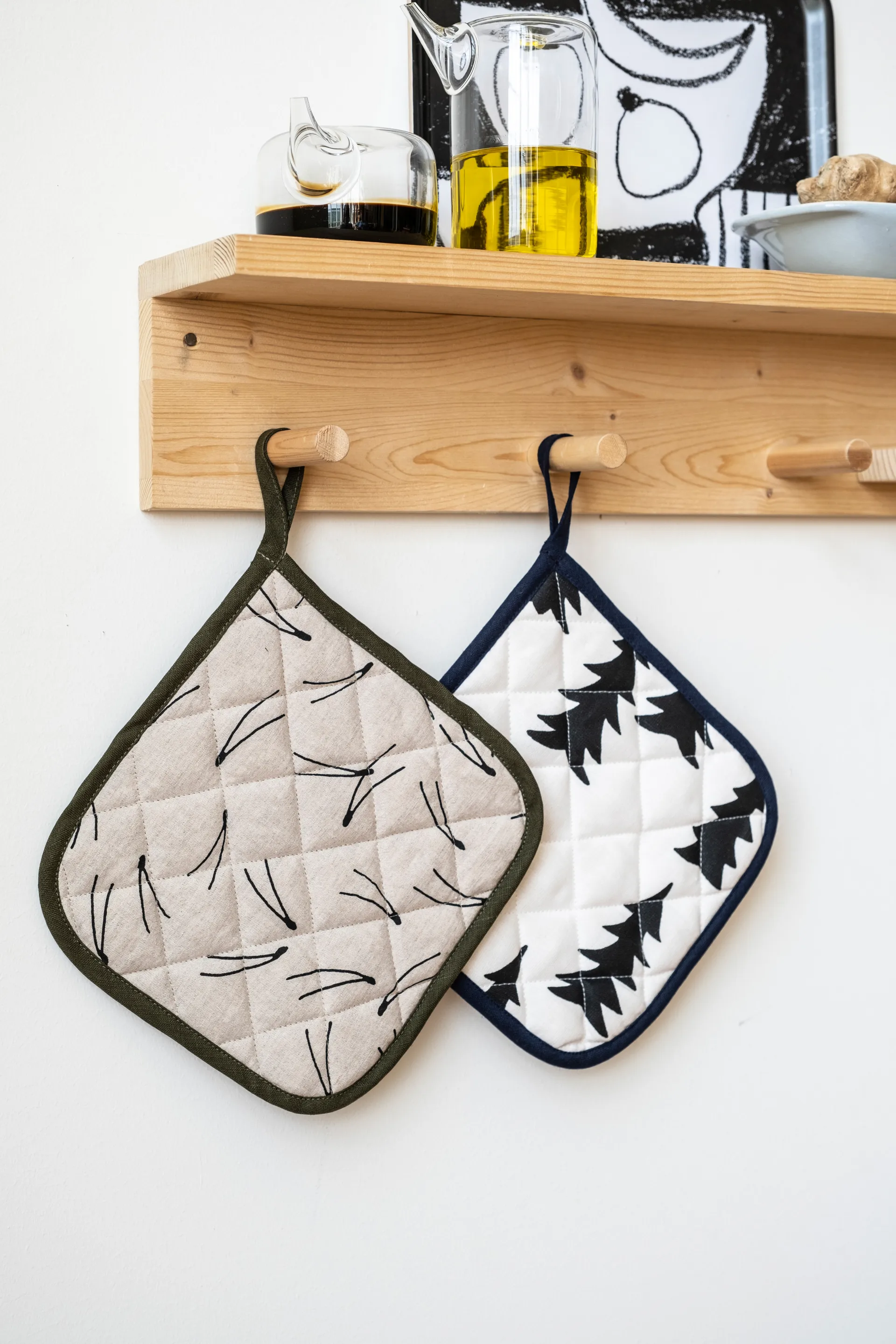 Gran quilted oven mitt 21x21 cm, 白色-黑色 Fine Little Day