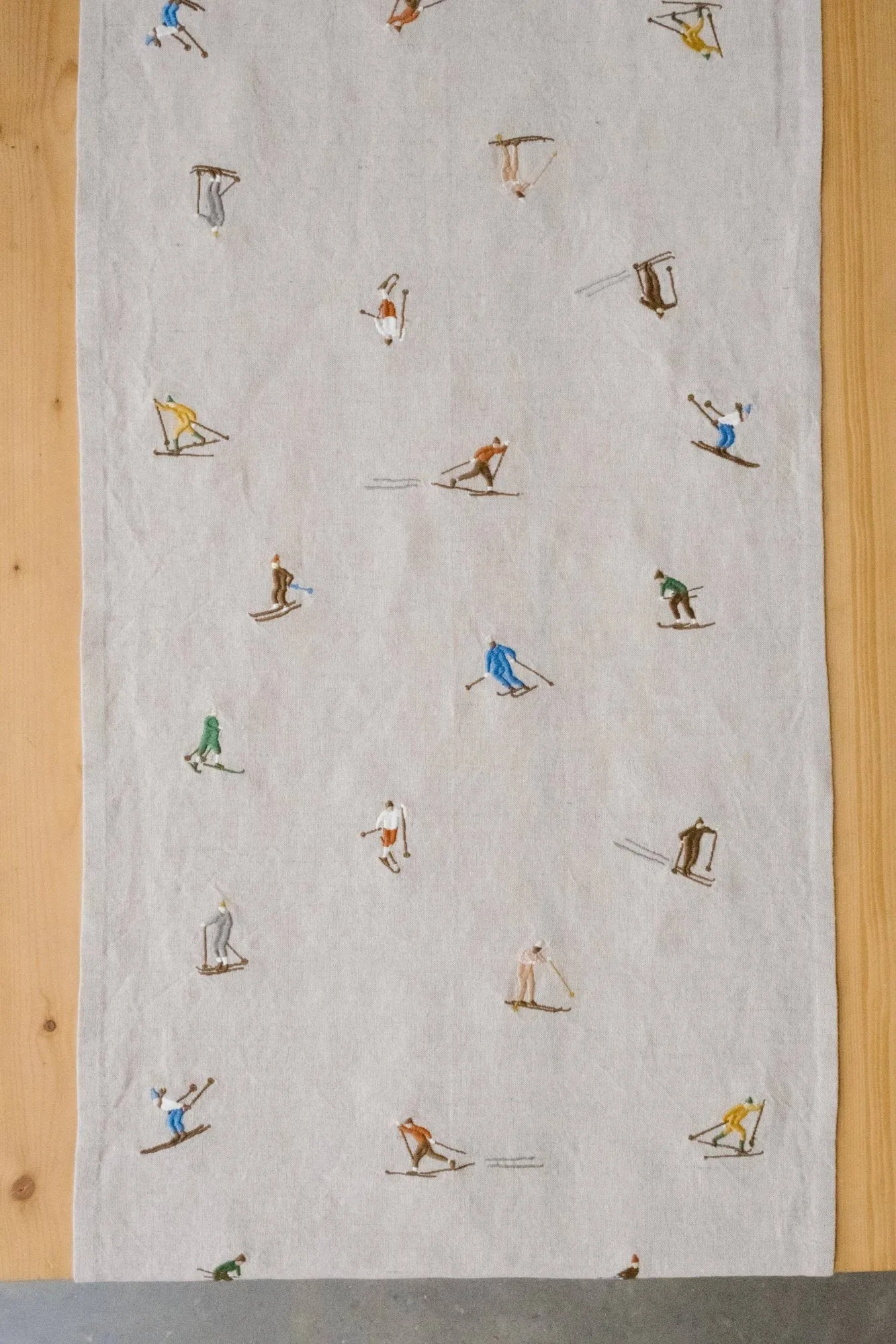 Skiers 桌旗, 自然色，45x150cm Fine Little Day
