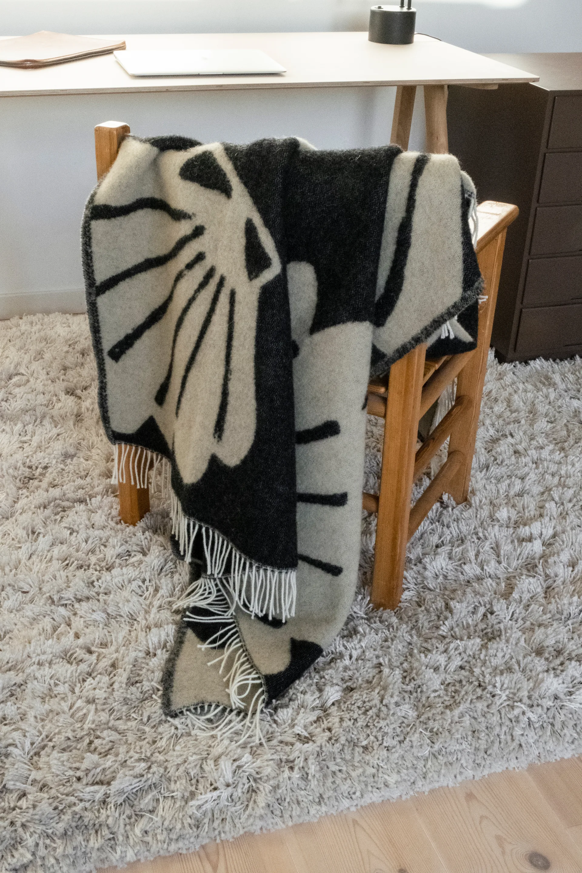 Snäcka 毯子 130x190 cm, Coal-Beige Fine Little Day