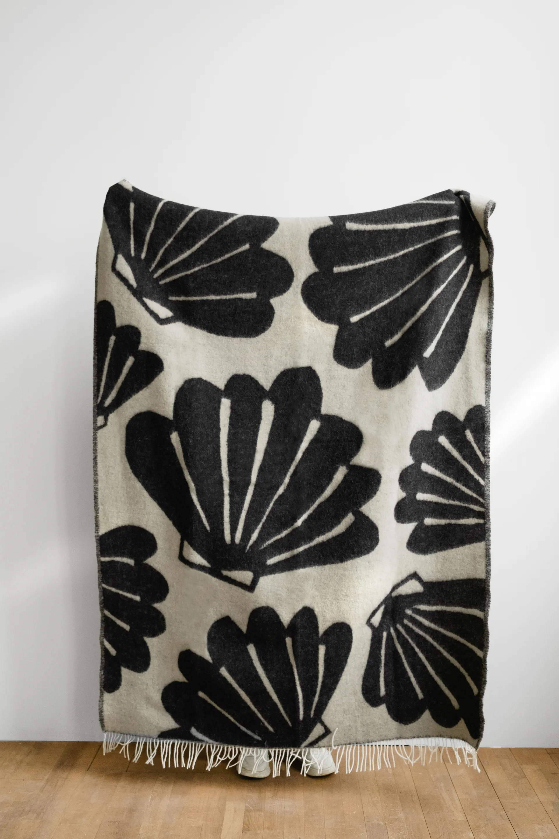 Snäcka 毯子 130x190 cm, Coal-Beige Fine Little Day