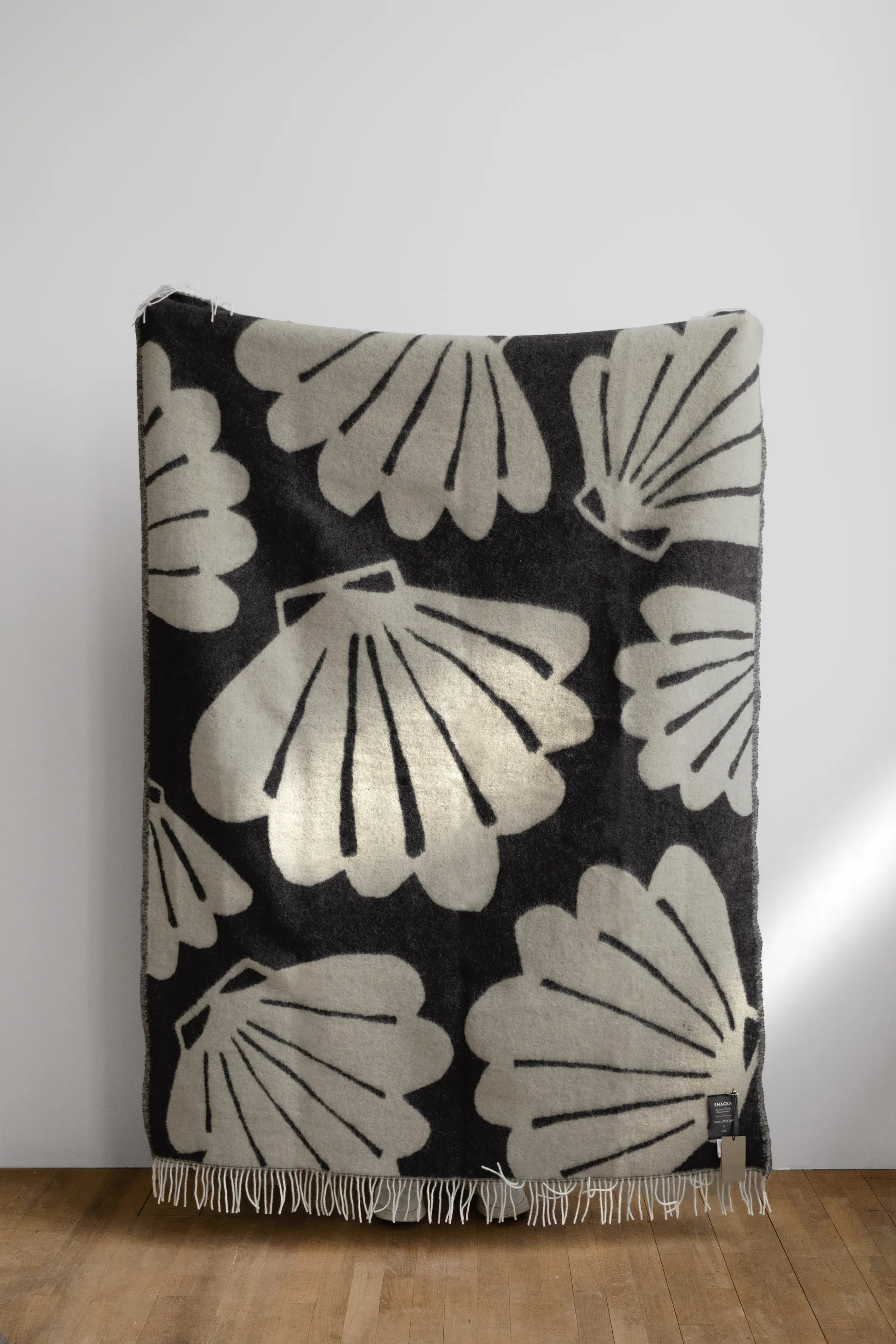 Snäcka 毯子 130x190 cm, Coal-Beige Fine Little Day