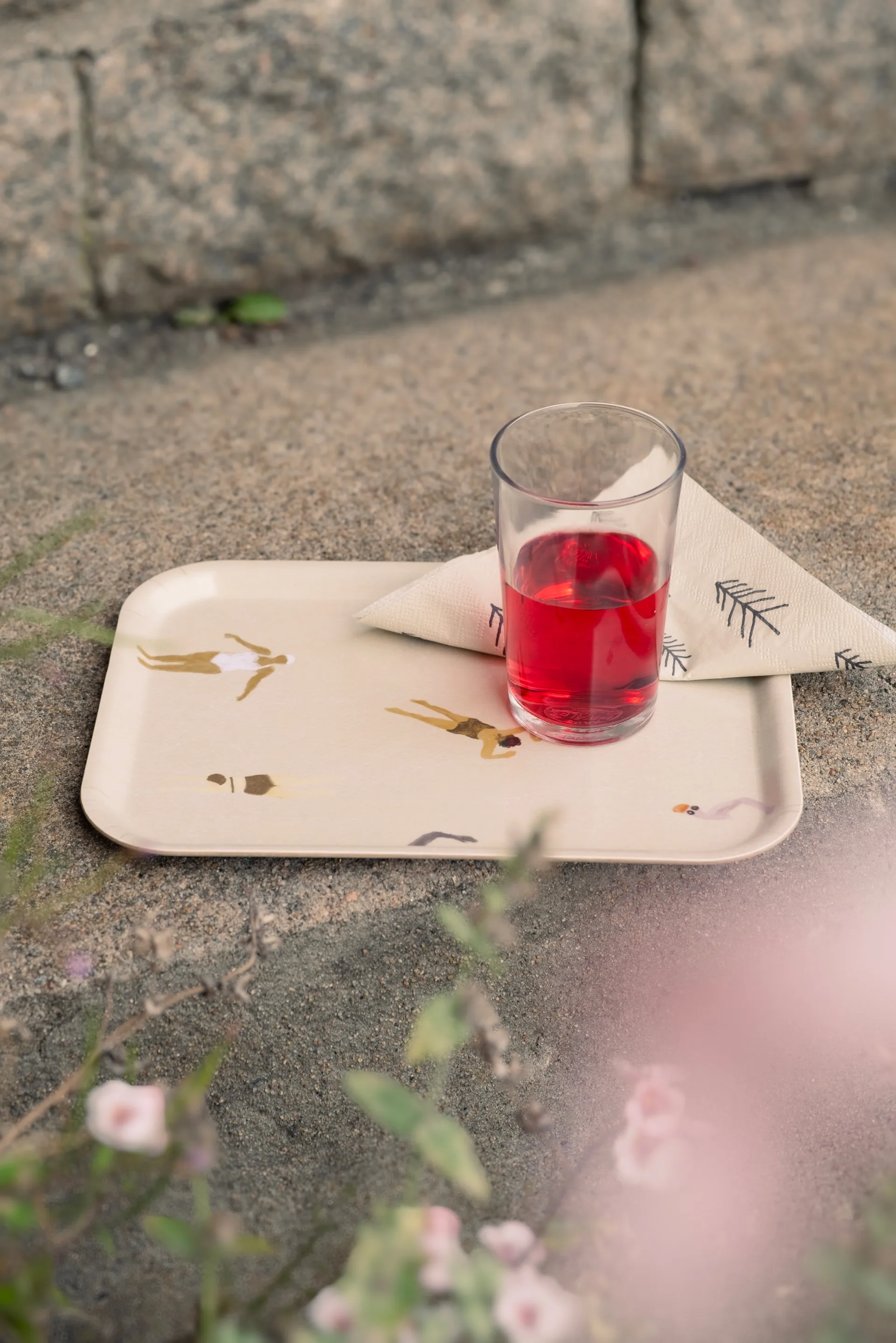 Swimmers 托盘 20x27 cm, 米色 Fine Little Day