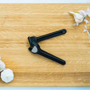 Functional Form 压蒜器24cm - 黑色 - Fiskars