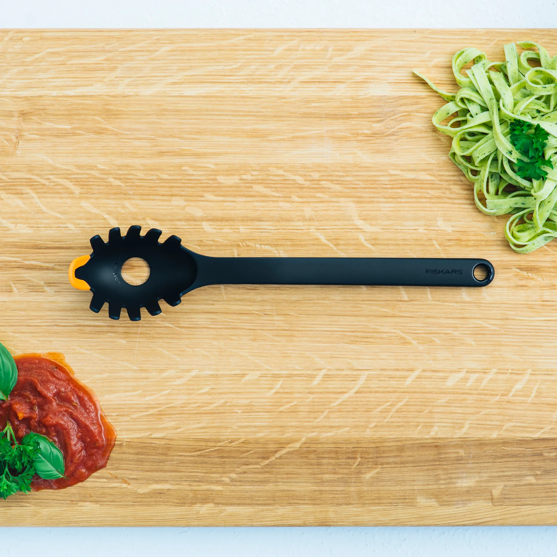 Functional Form pasta spoon 29 cm, 黑色 Fiskars