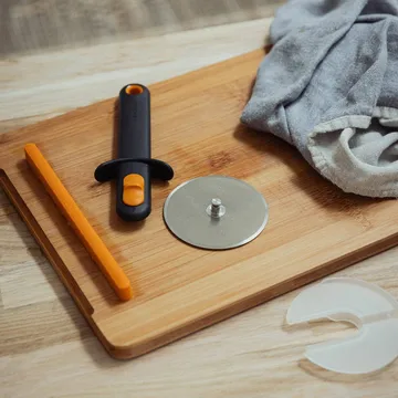 Functional Form 披萨滚刀 - 黑色，带刀刃保护器 - Fiskars