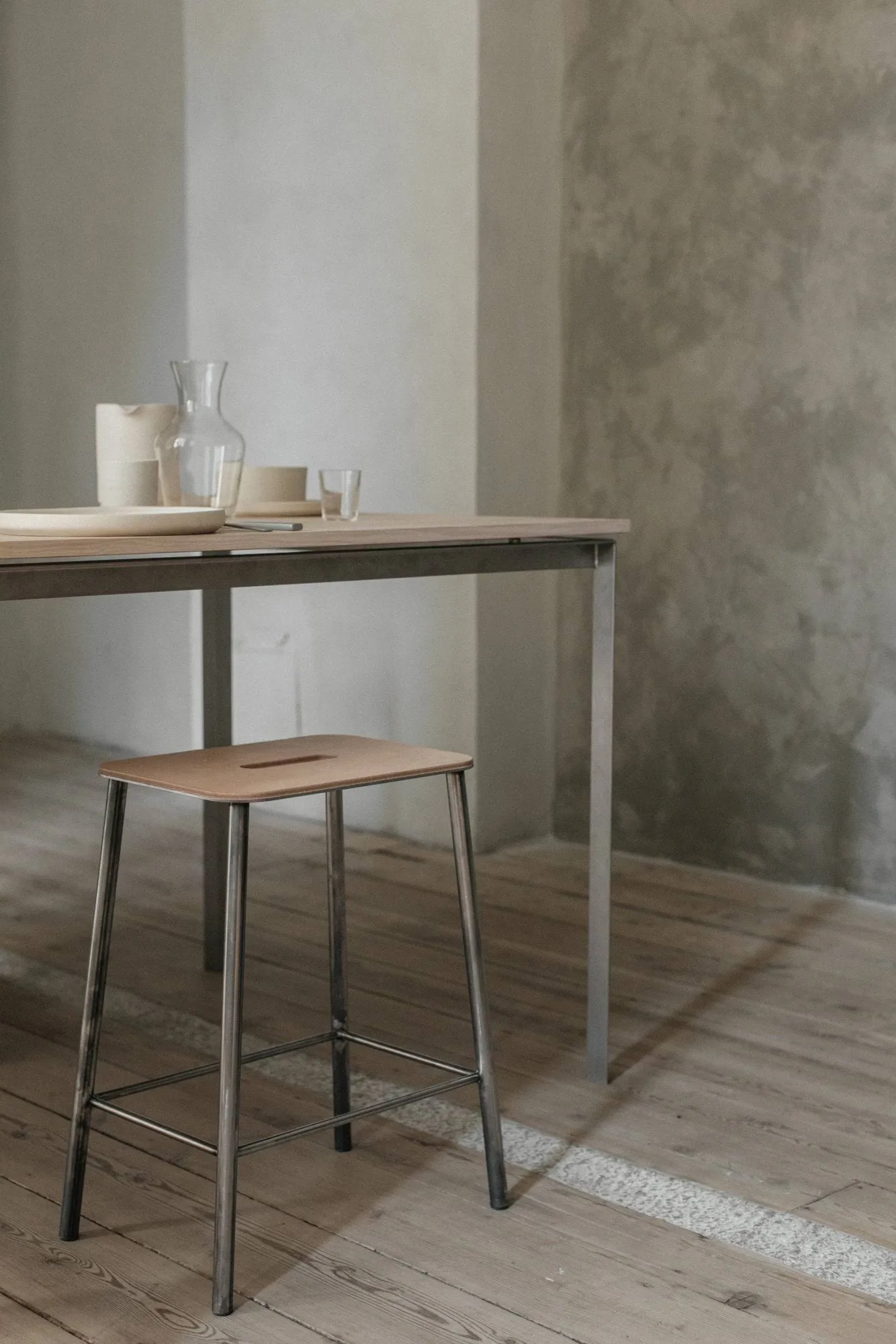 Adam 凳子, Raw steel-natural leather, H:50 cm FRAMA