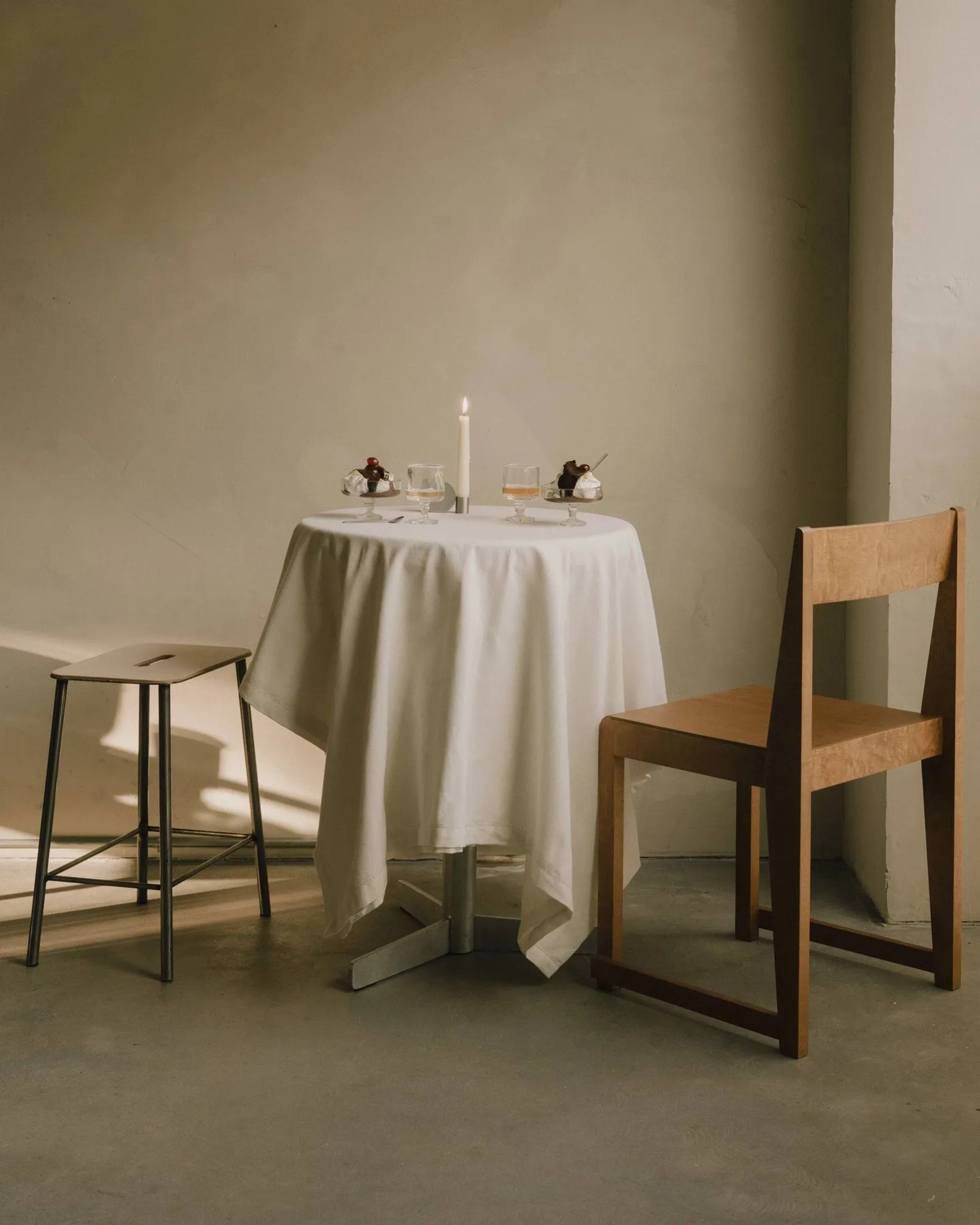 Adam 凳子, Raw steel-natural leather, H:65 cm FRAMA