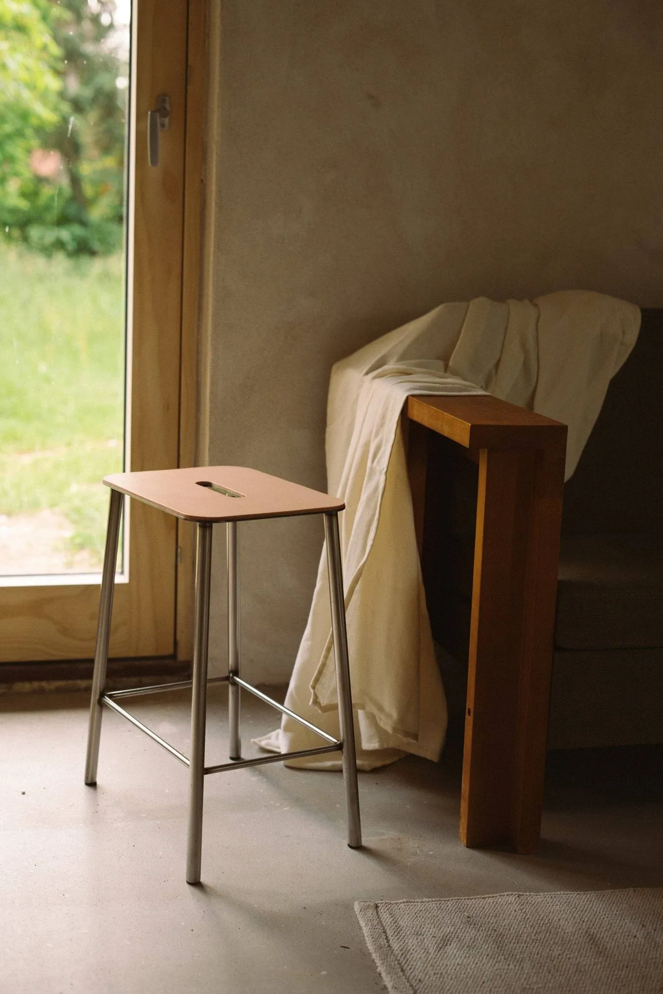Adam 凳子, Raw steel-natural leather, H:65 cm FRAMA