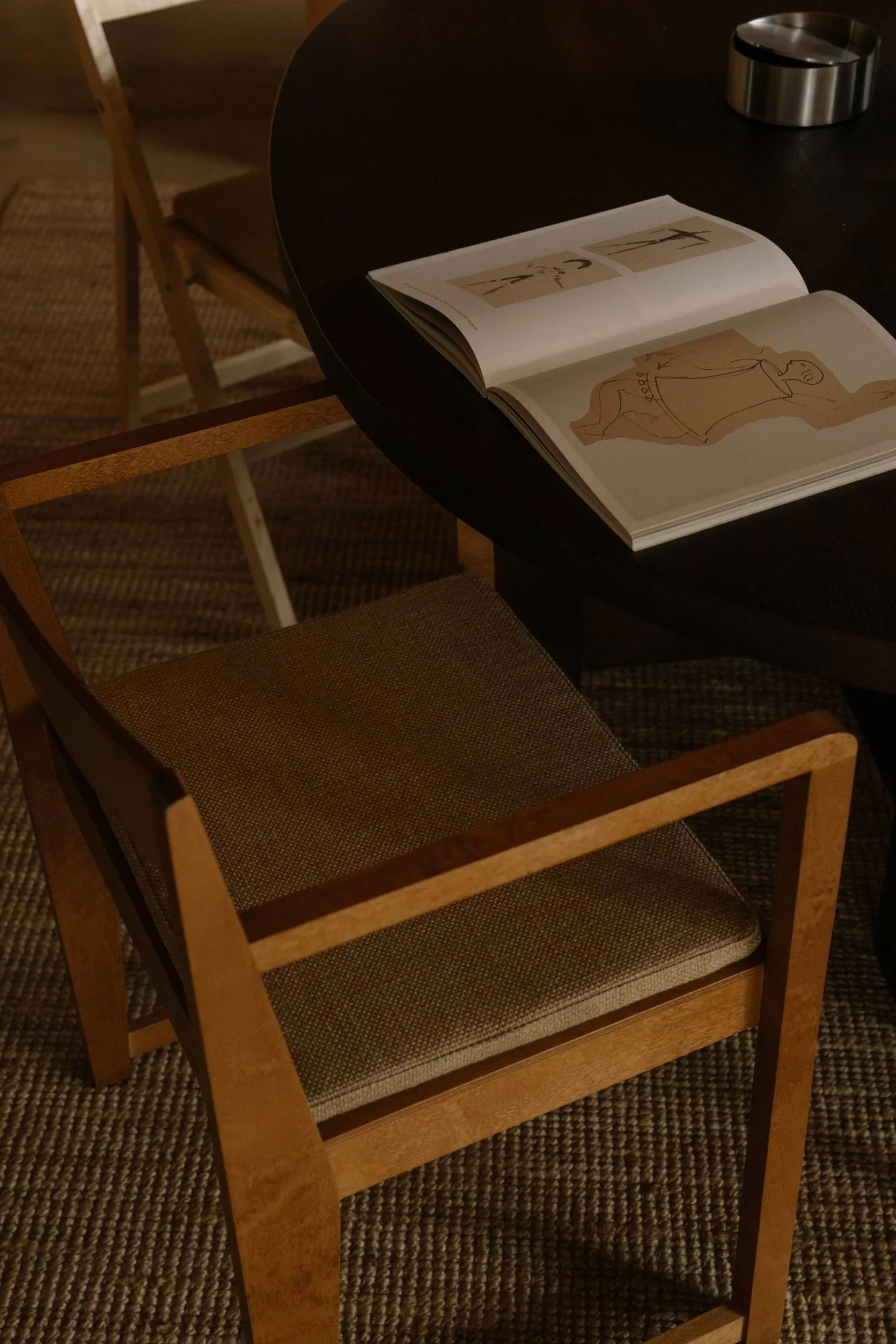 Armrest Chair 01 扶手椅, 深棕色桦木 FRAMA