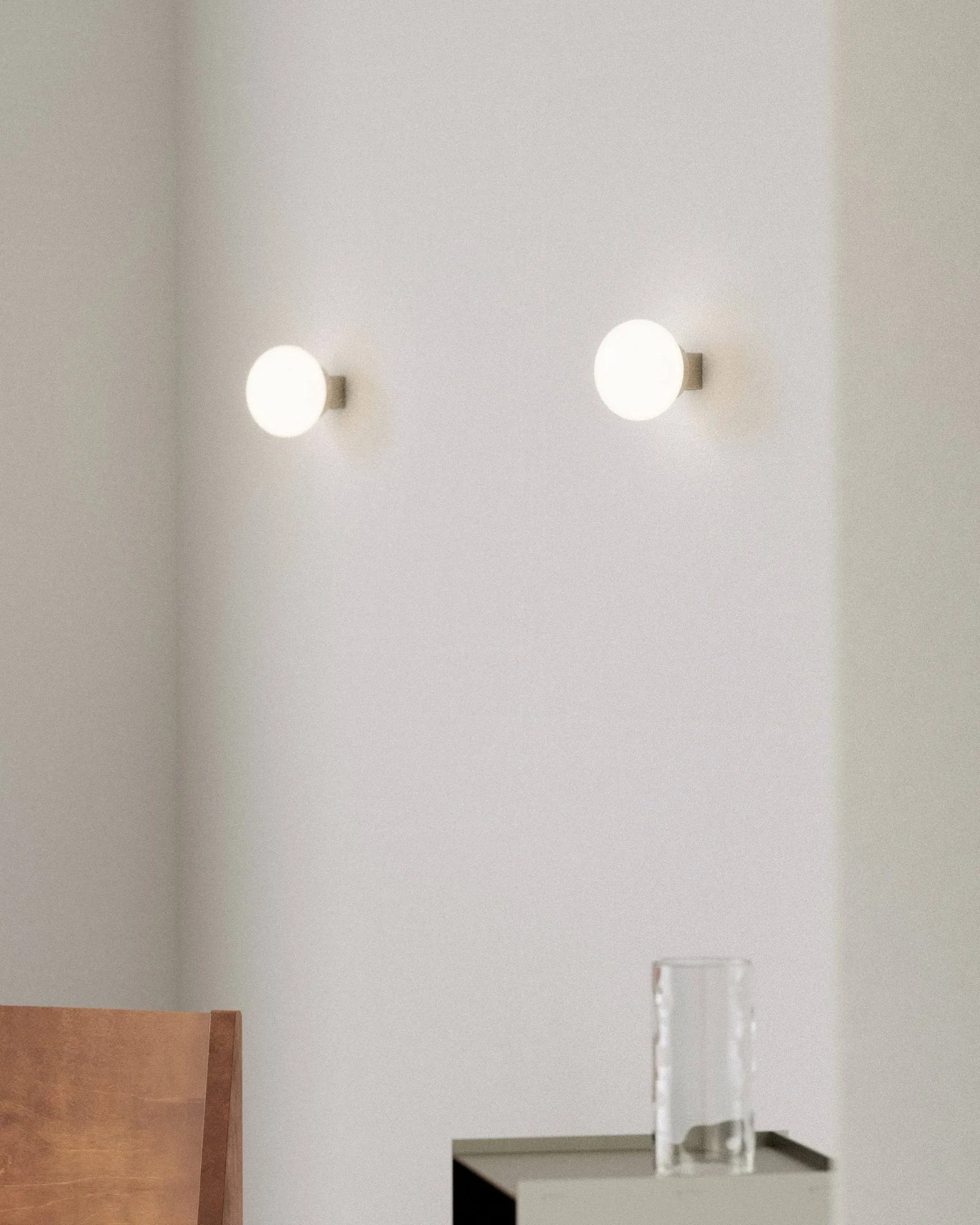 Ovoid Sconce 吸顶灯, 不锈钢，乳白玻璃 FRAMA