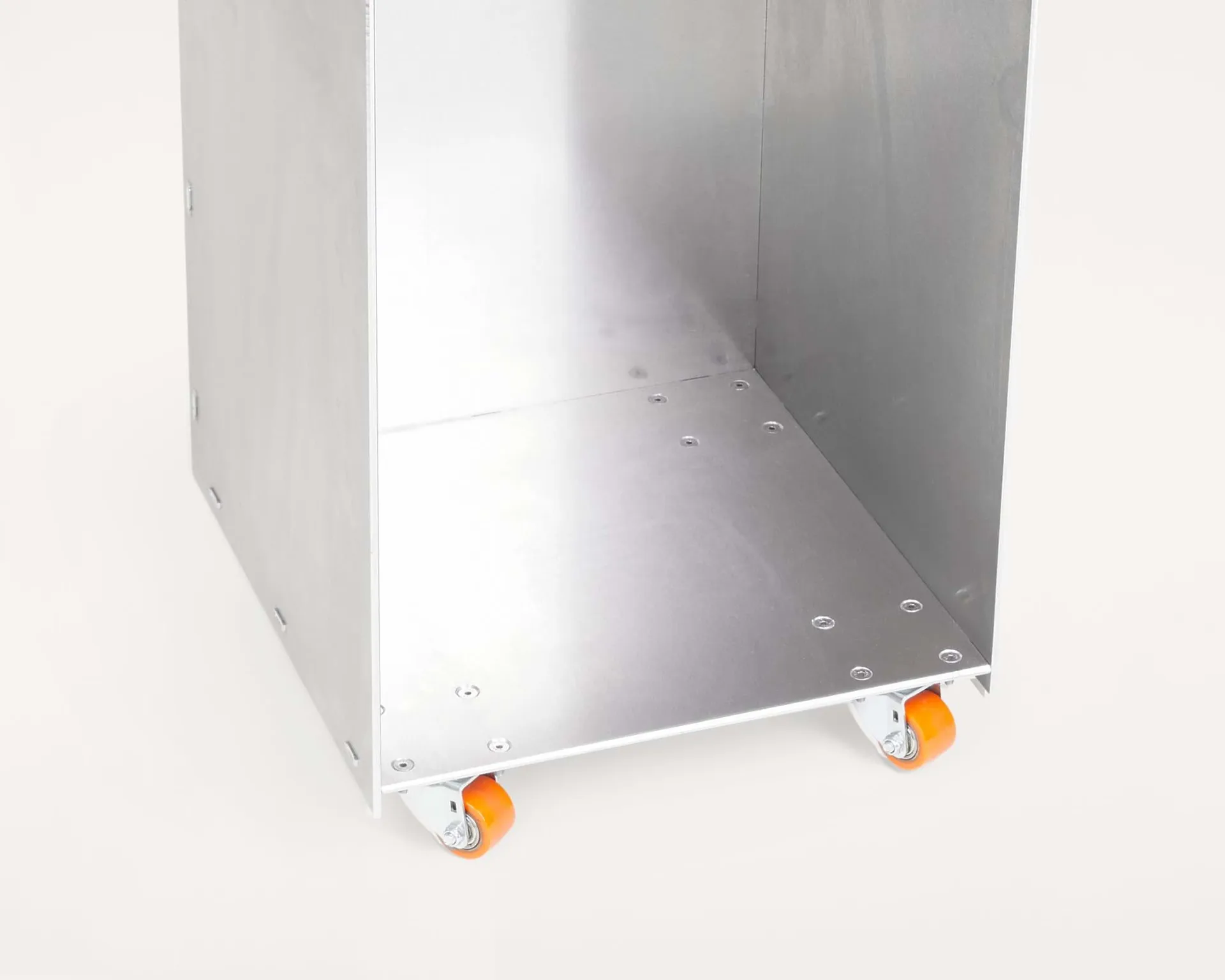 Rivet Cart 带轮边桌, 铝，32,8x33,8x65 cm FRAMA