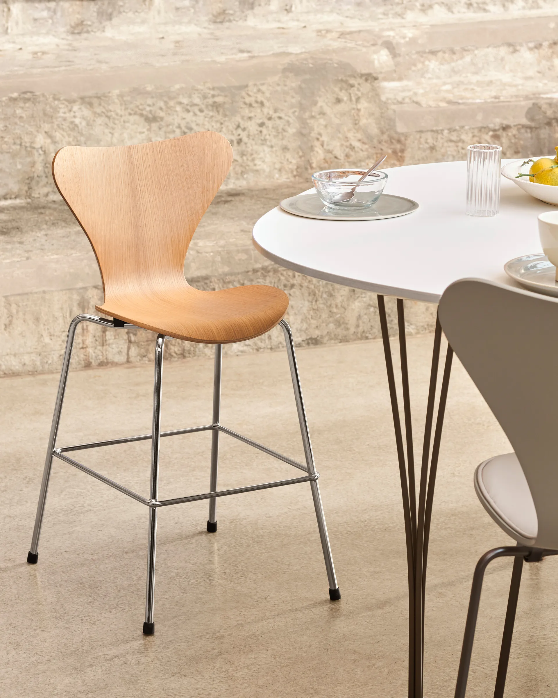 3177 Series 7 Junior 椅子 chrome, 漆面橡木饰面 Fritz Hansen