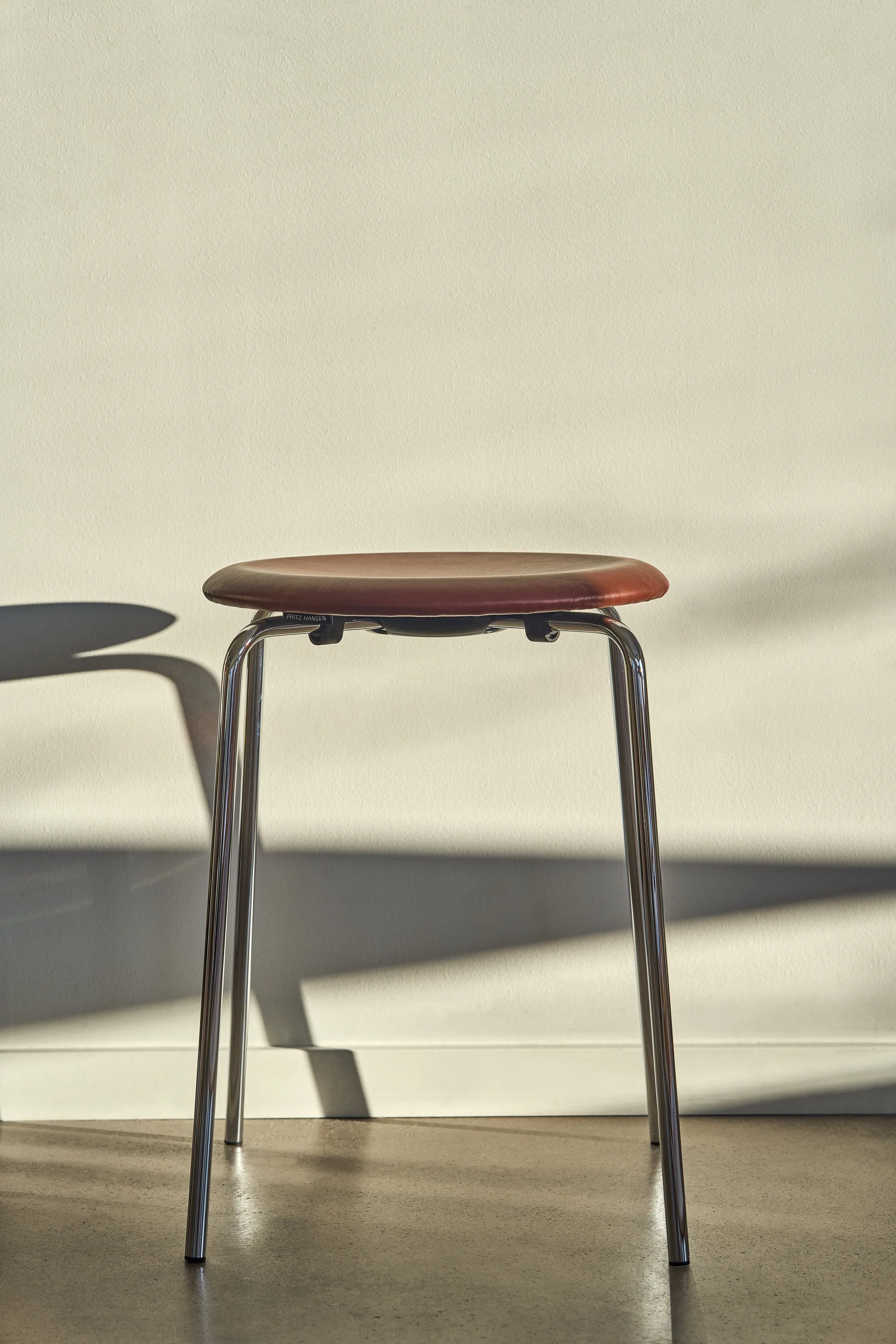 Dot 凳子 leather, Chestnut Fritz Hansen