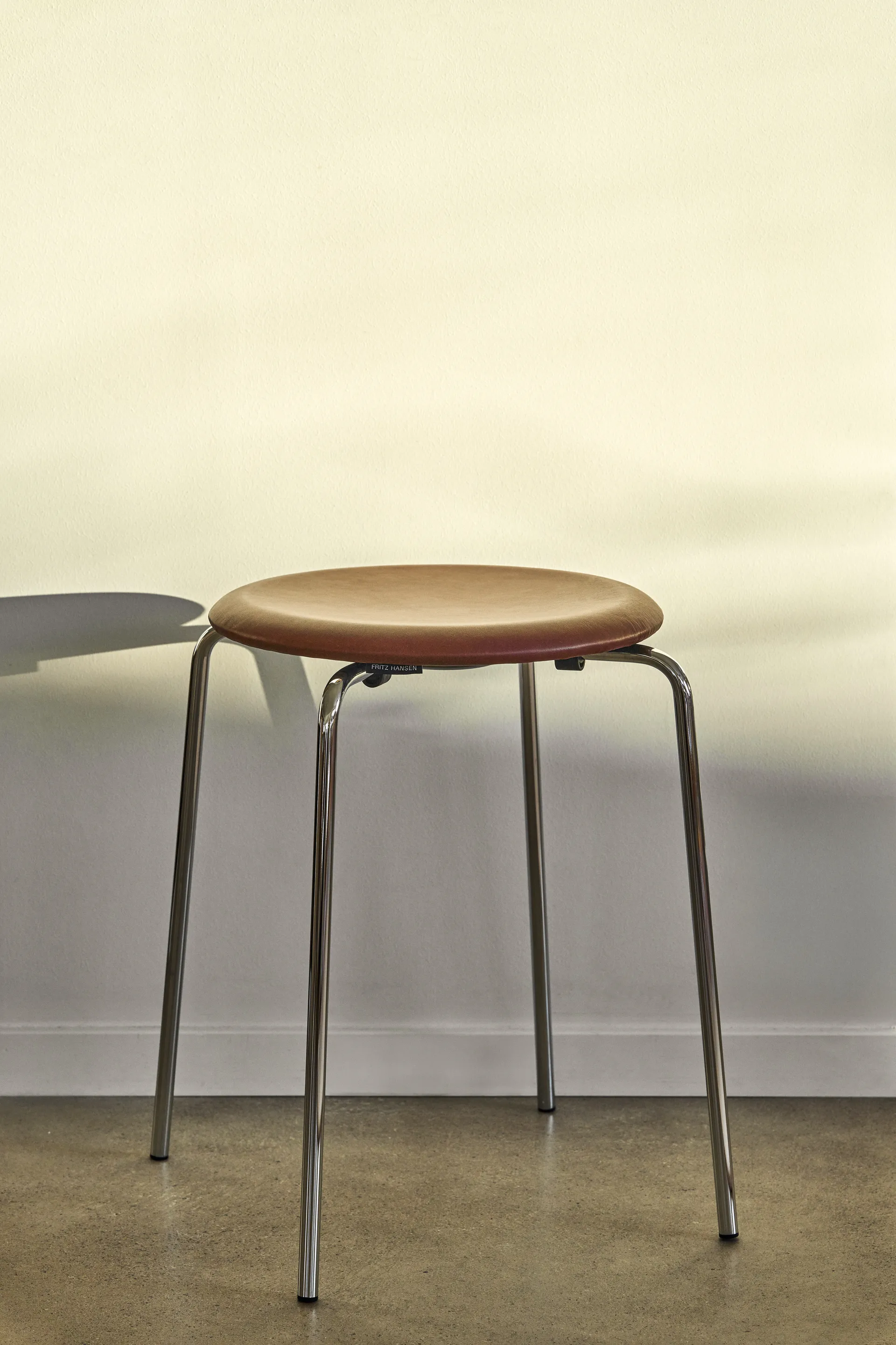 Dot 凳子 leather, Chestnut Fritz Hansen